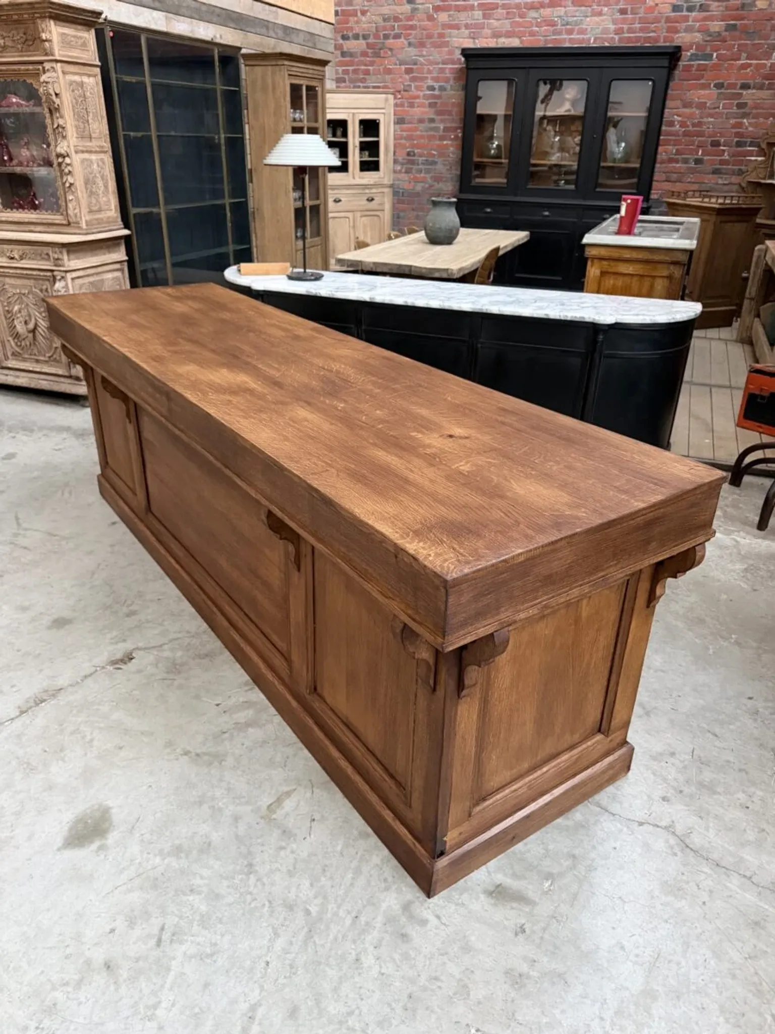 Oak counter from the early 20th century.