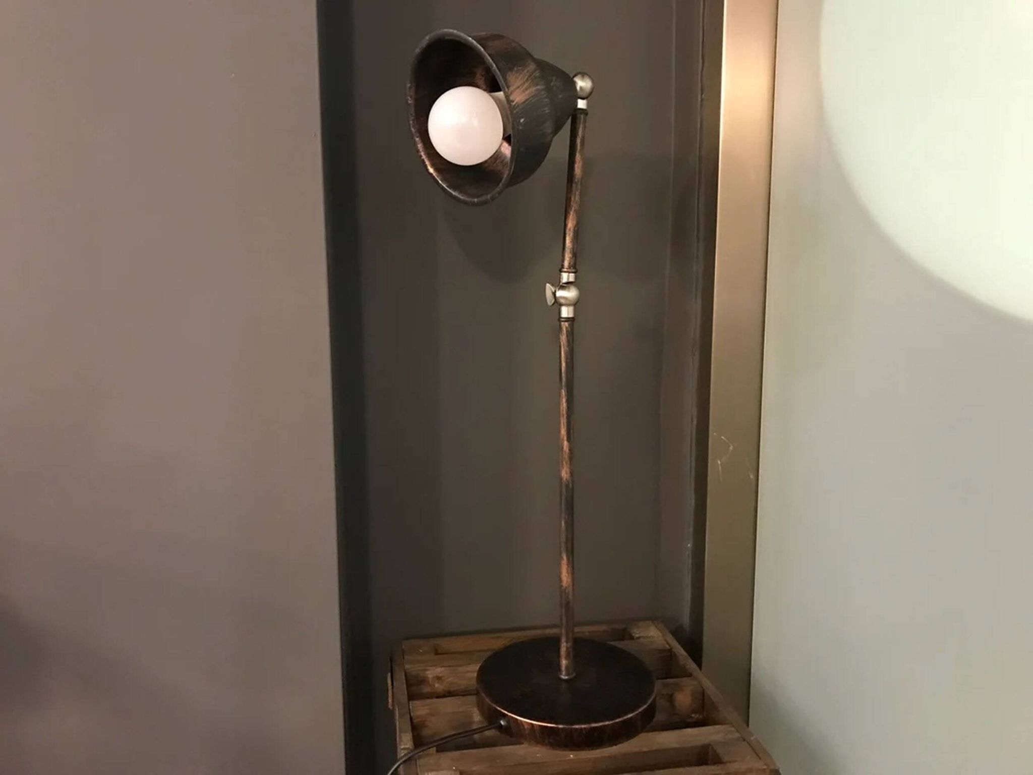 Lampe de bureau réglable en métal avec bras d'équilibre