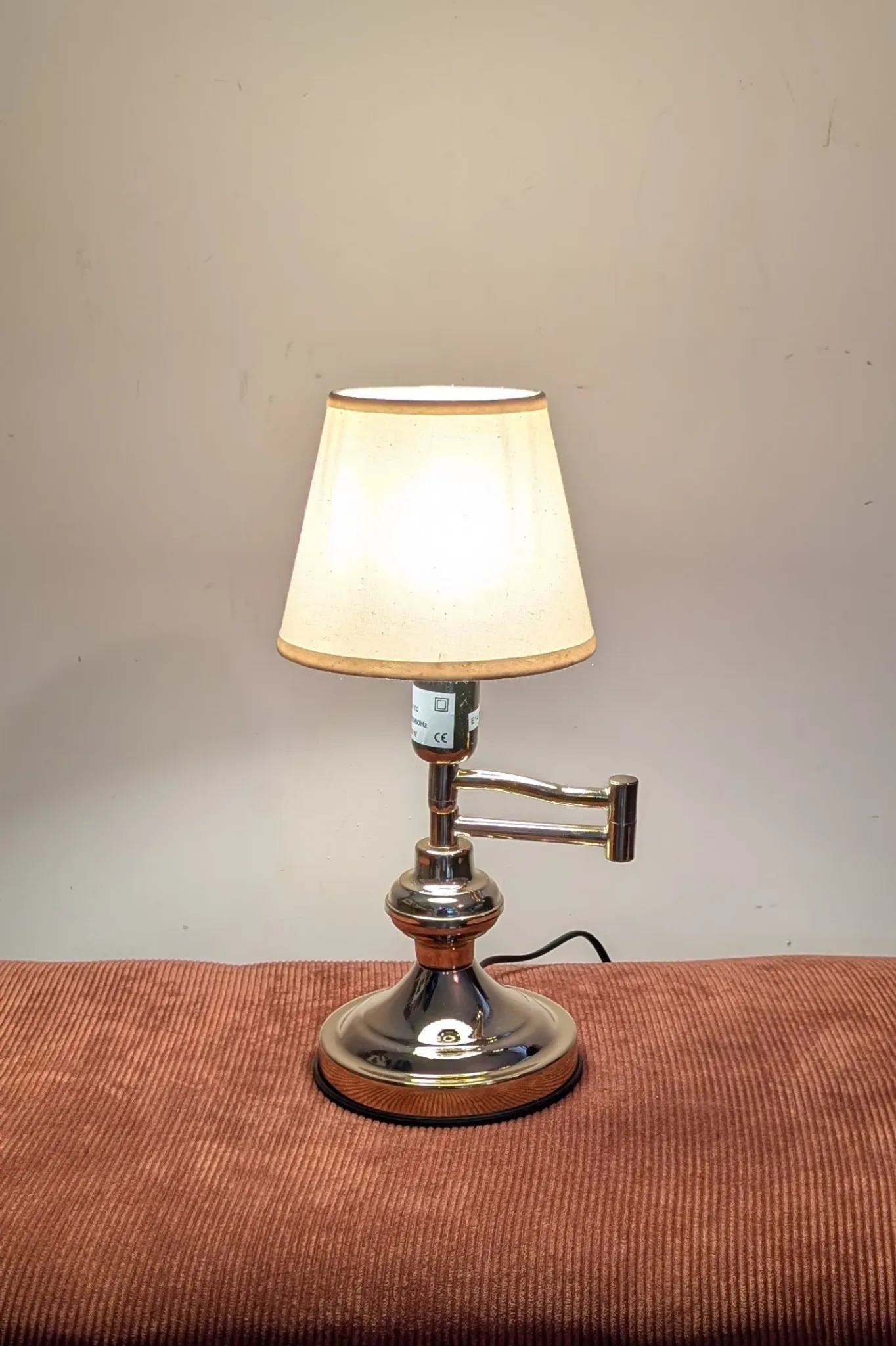 Vintage table lamp in woven rattan, honey colour & beige lampshade –