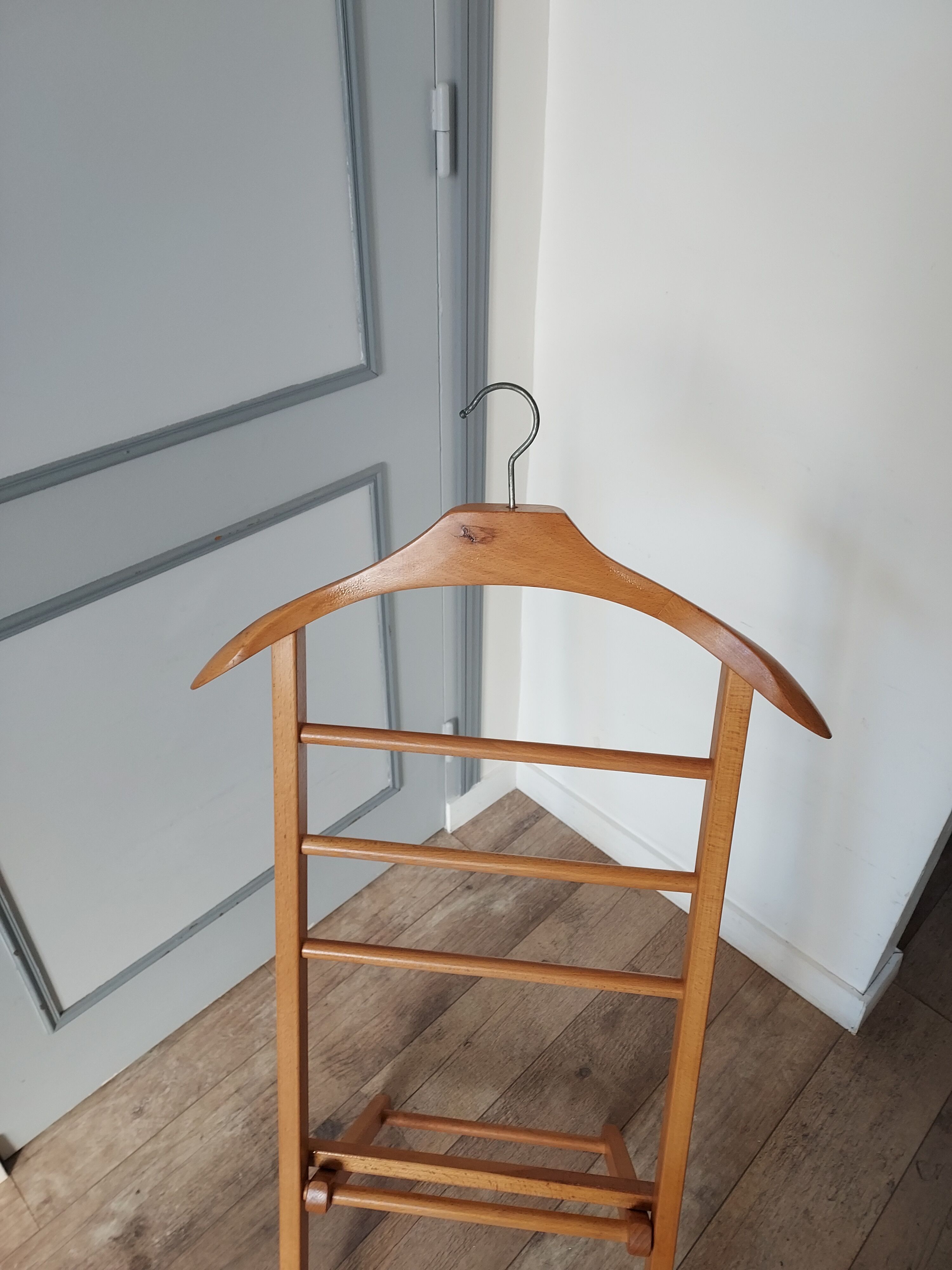 Folding valet