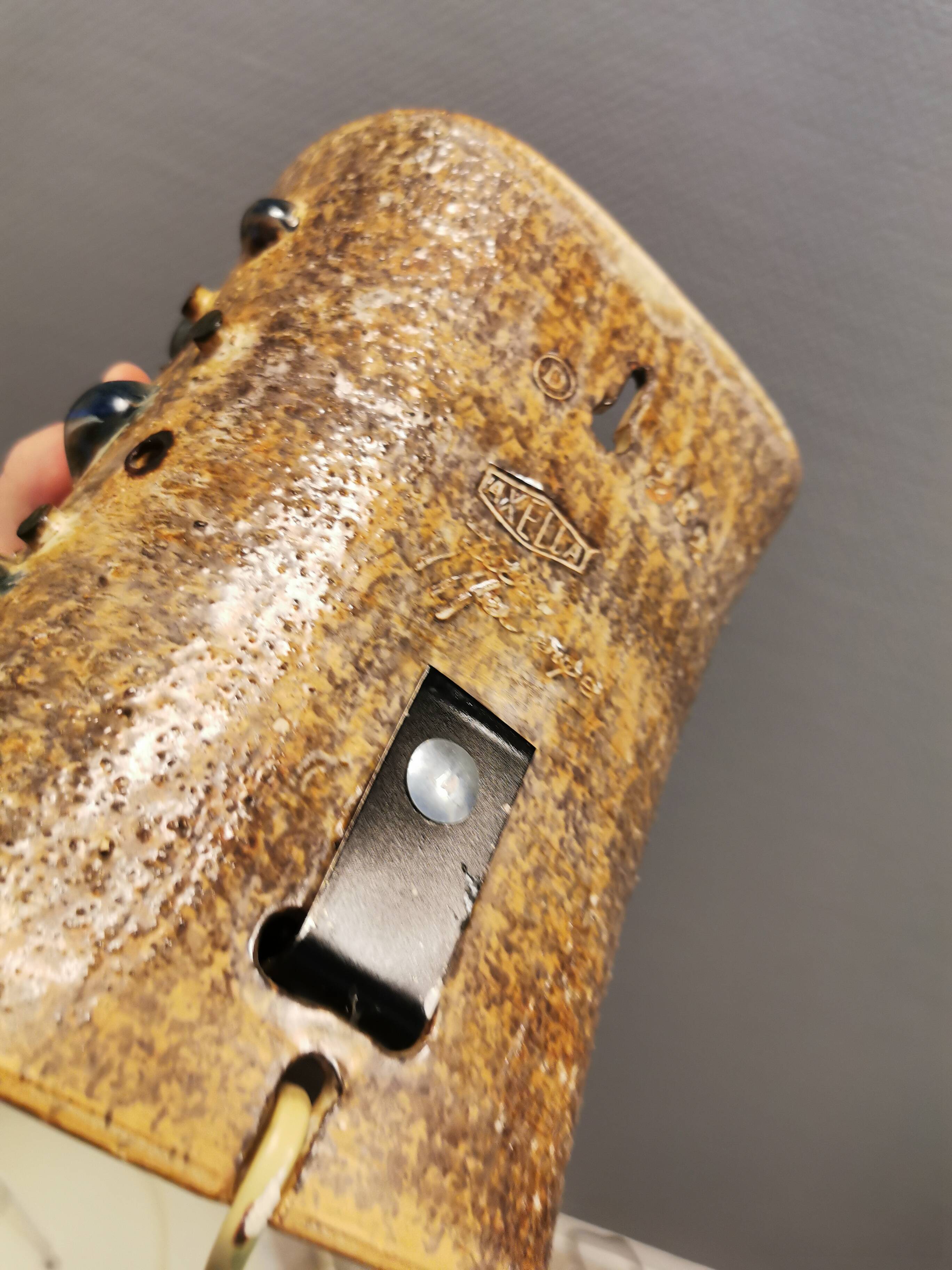 Ceramic wall light, designed by Jette Hellerøe for Axella Denmark, 1960s.