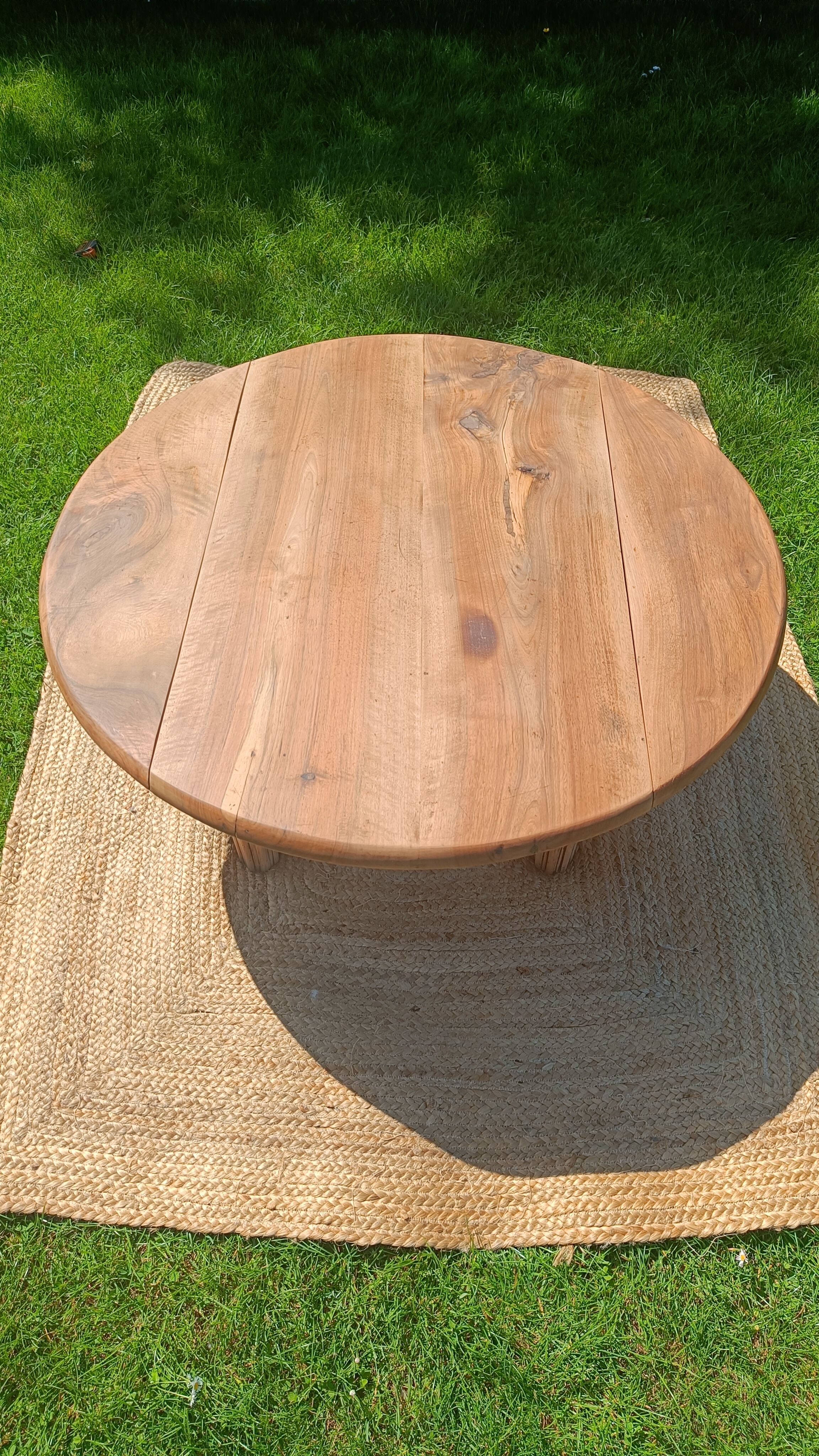 Round coffee table in solid walnut – foldable top