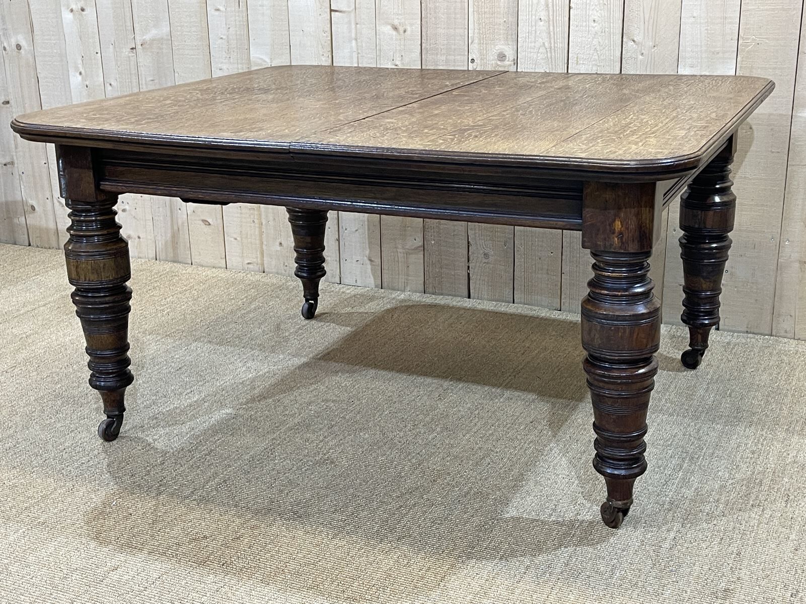 English nineteenth oak table with 1 crank extension