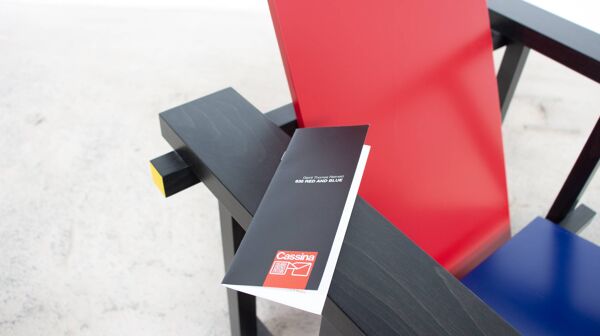 Red and blue chair Gerrit Rietveld par Cassina