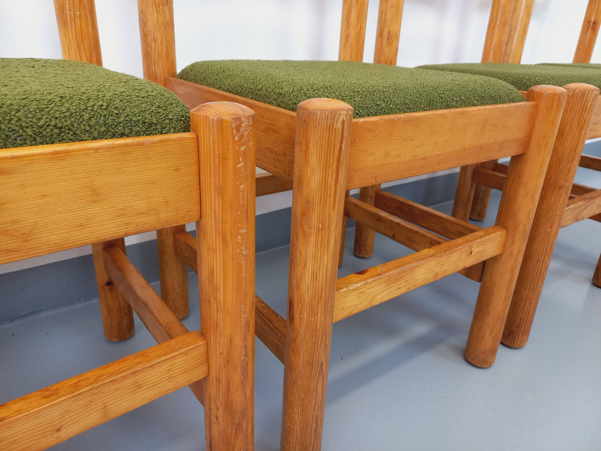 Set of 4 vintage chairs in pine and khaki green bouclette fabric from the 70s