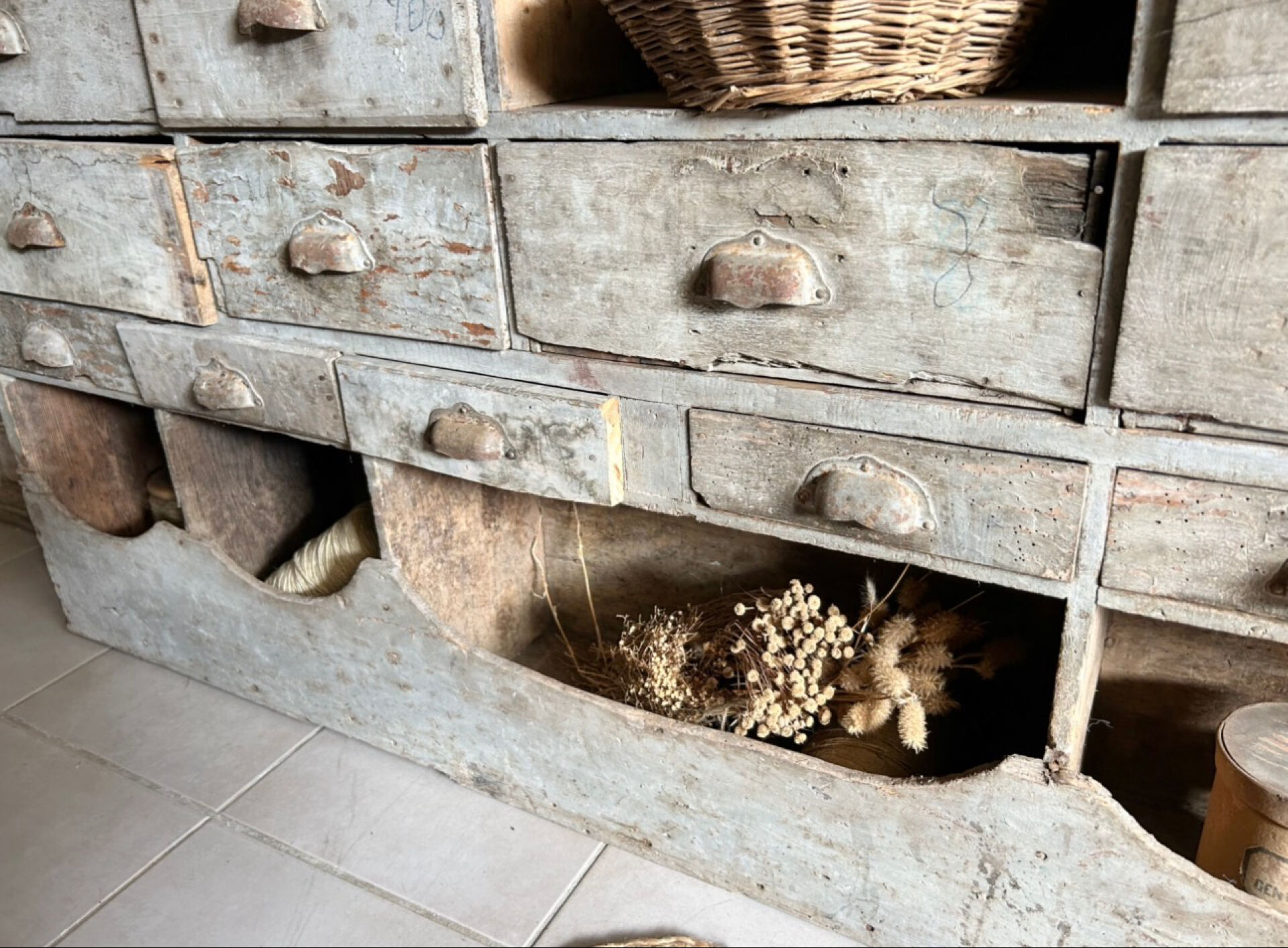 Ancien meuble de quincaillerie, meuble de métier