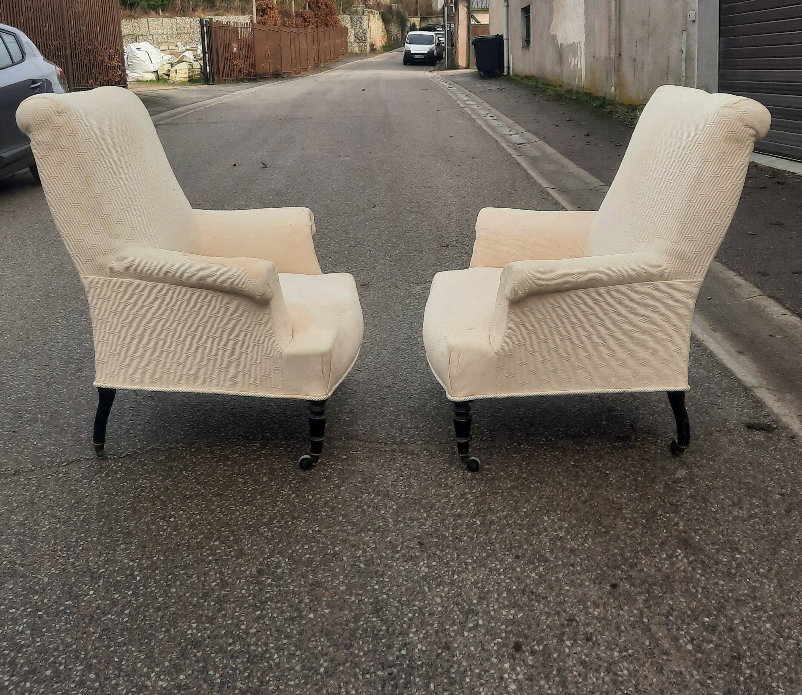 Paire de fauteuils en tissu écru et bois