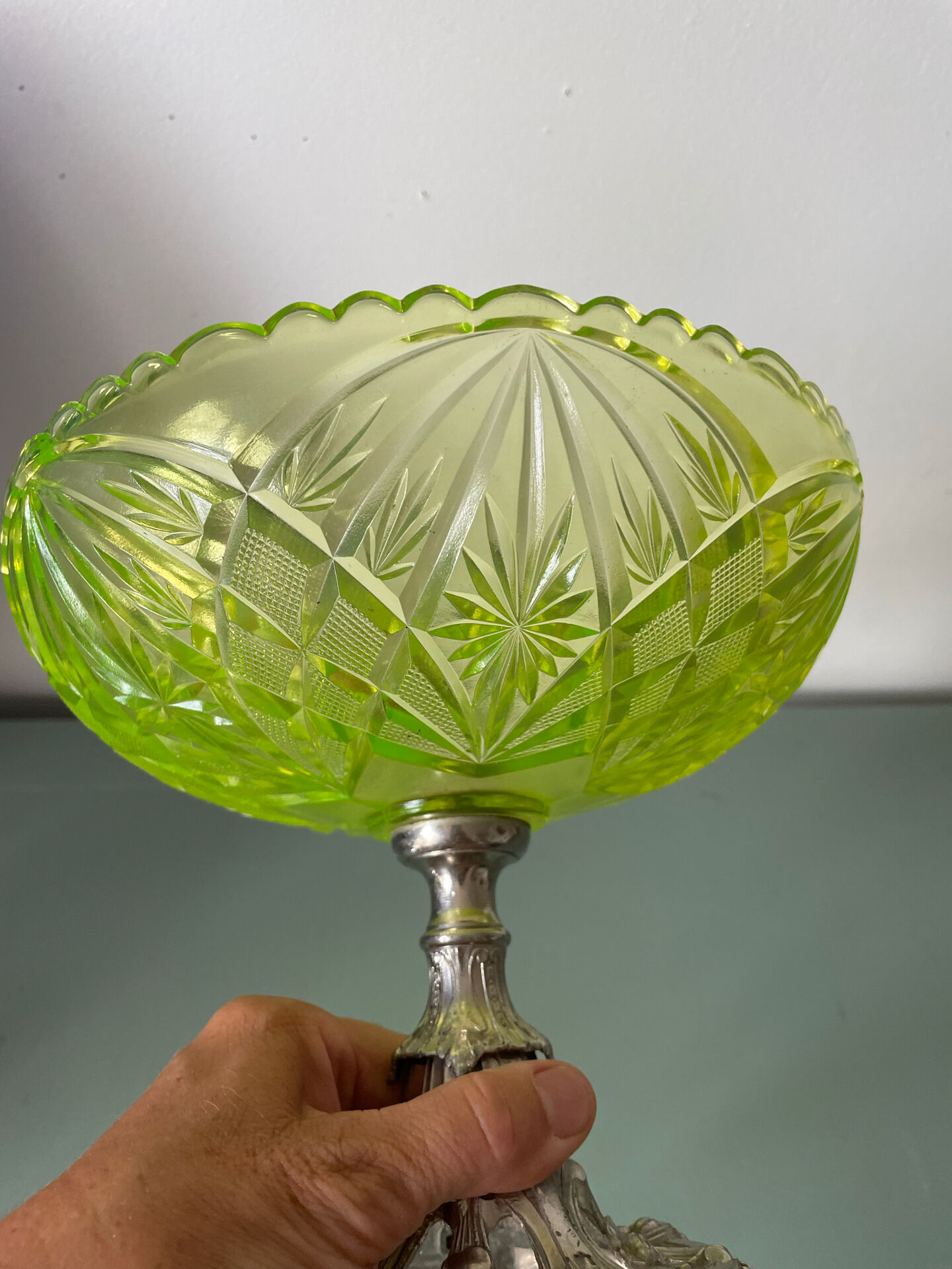 Fruit bowl, pedestal compote in opaline.