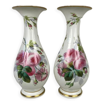 Paire de vases en porcelaine à décor de fleurs
