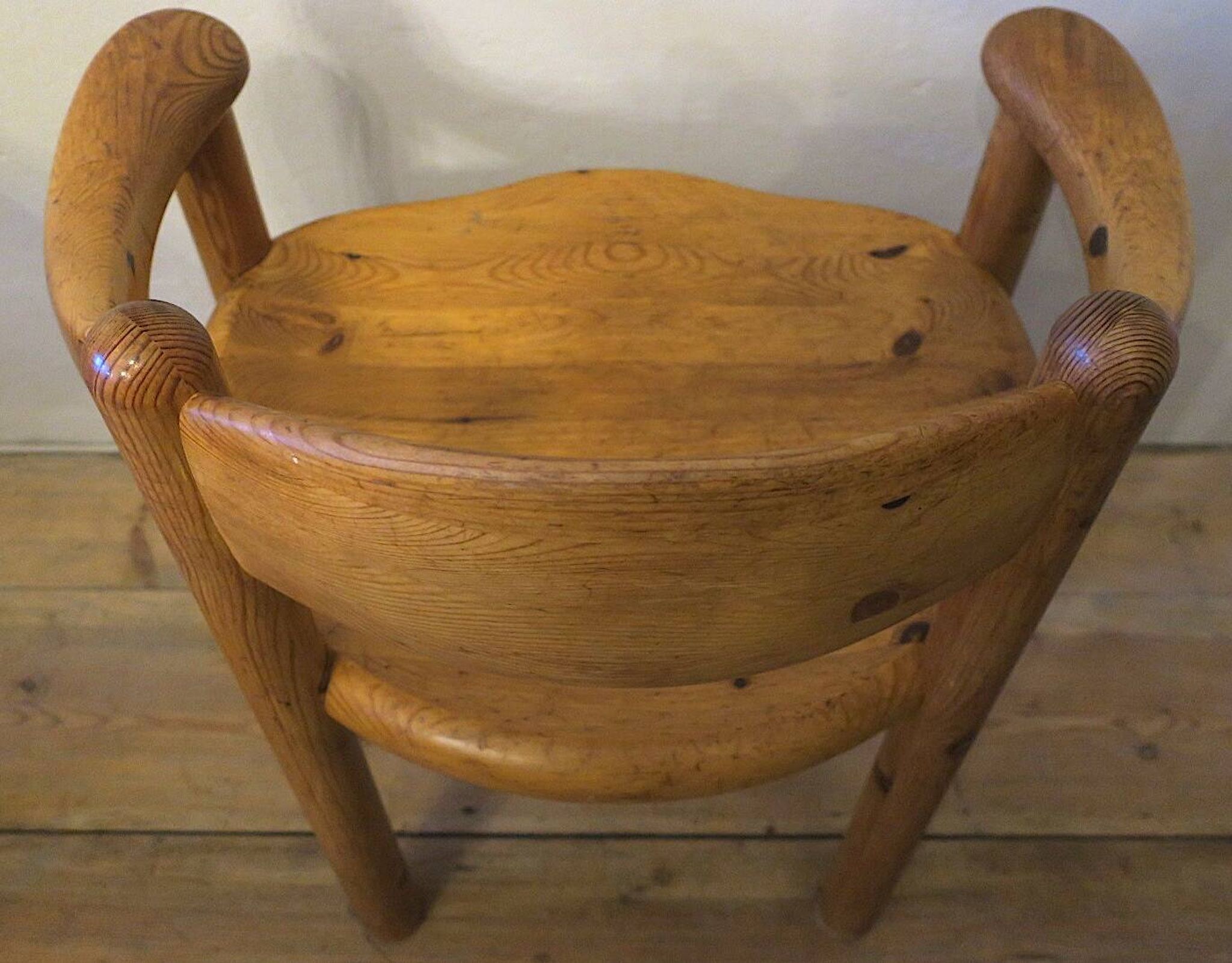Paire de fauteuils et table en pin patiné Rainer Daumiller attr., années 1960