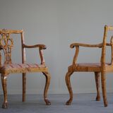 Une paire de fauteuils de style Chippendale anglais en bouleau, XXe siècle, Angleterre