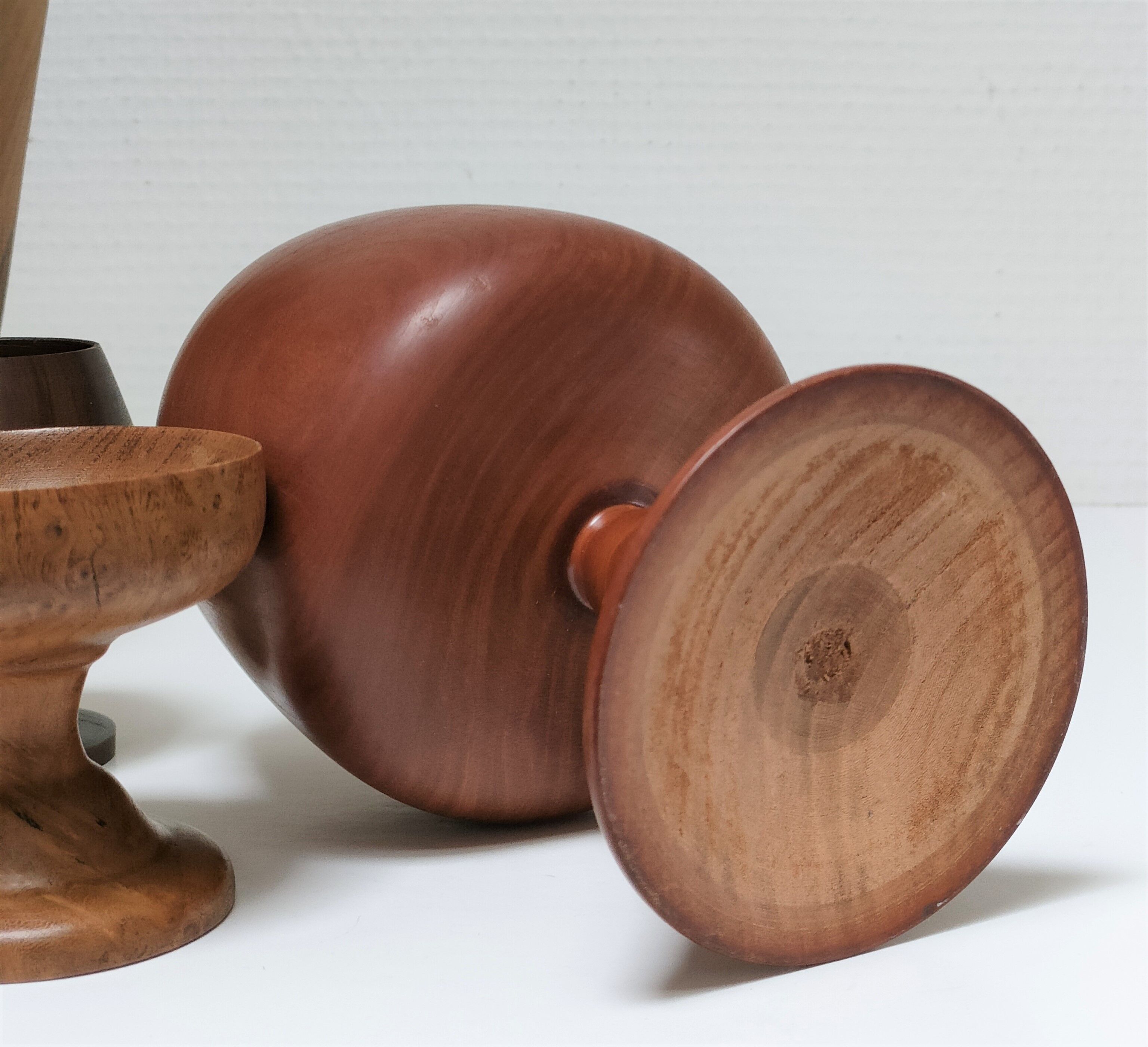 Cinq verres à pied en bois tourné vintage