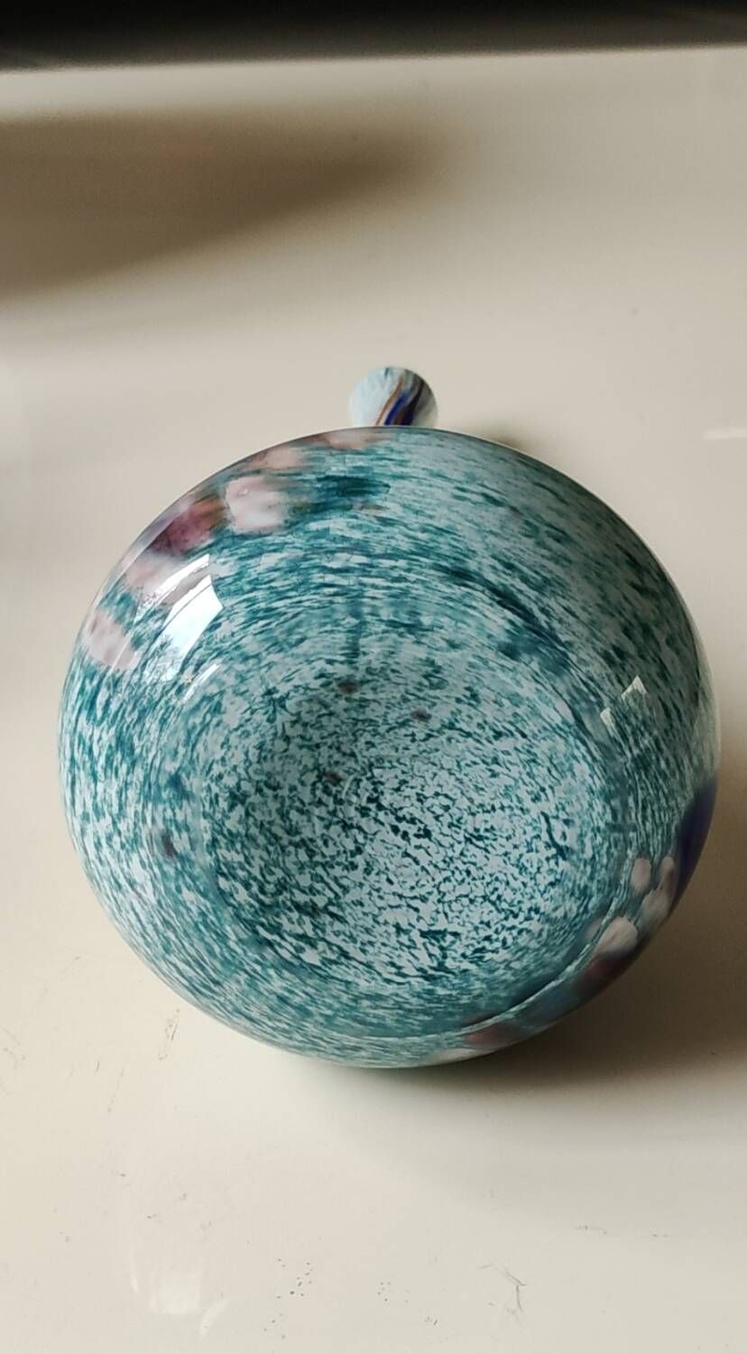 Ball vase soliflore with a long chimney neck. In speckled glass in the Murano style.