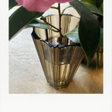 Vase en verre fumé strié