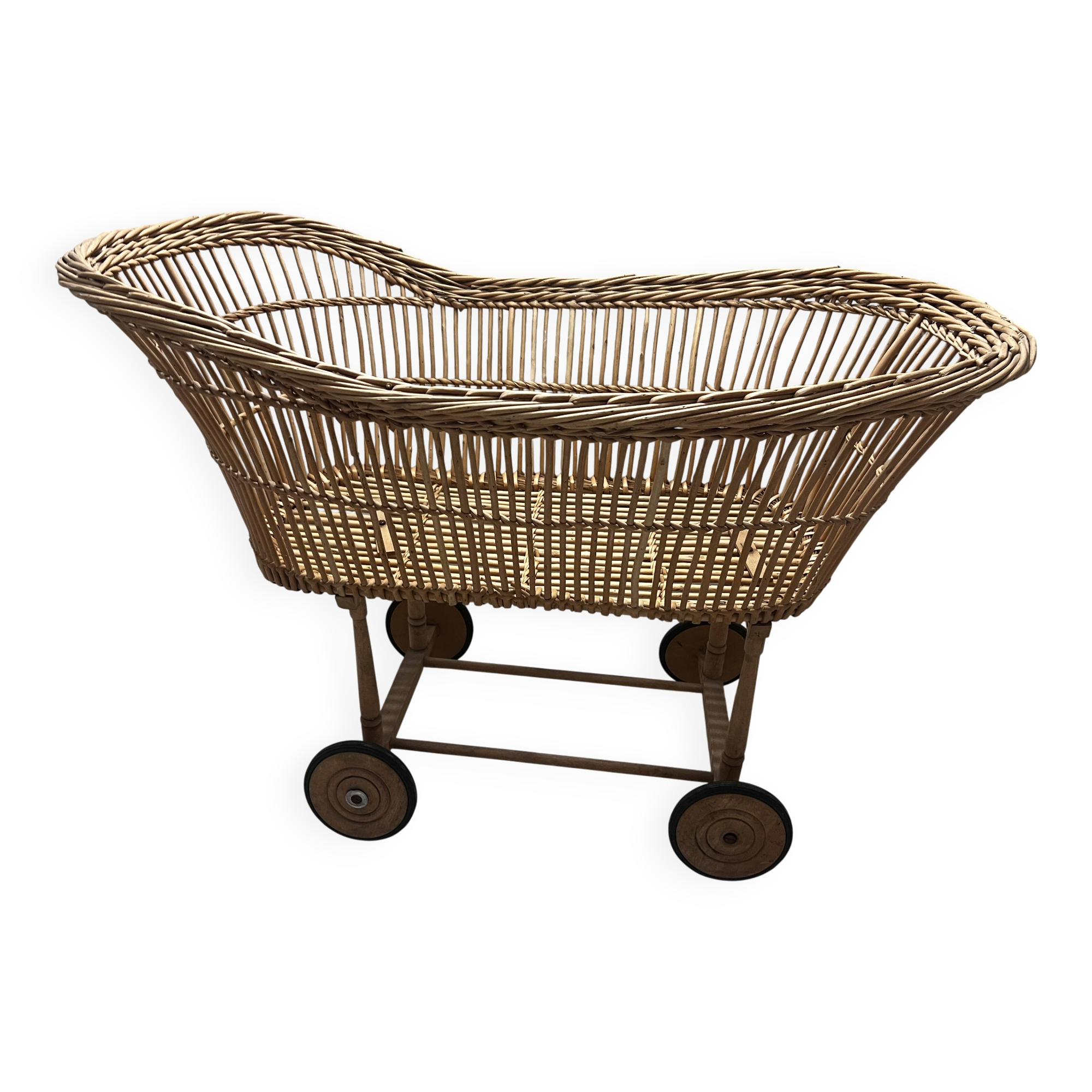 Rattan cradle on wheels