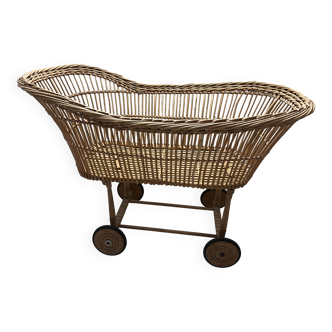 Berceau en rotin sur roulettes