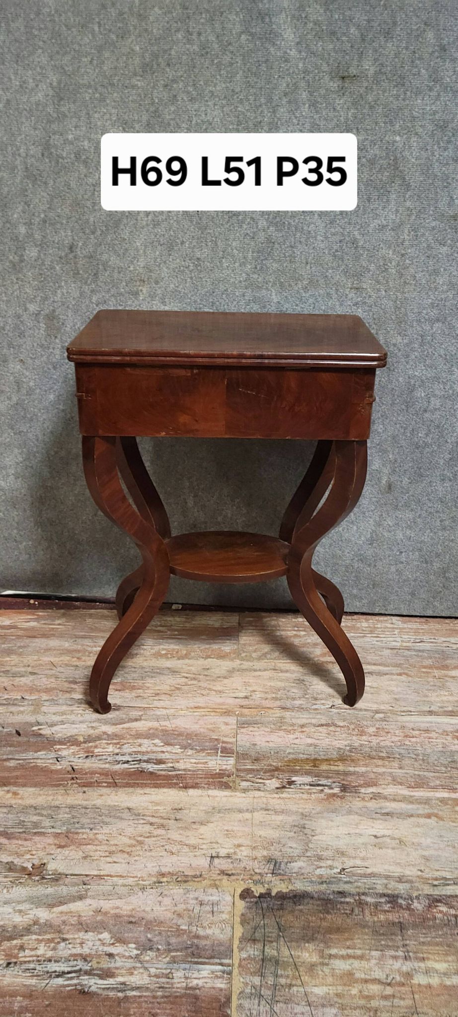 Table écritoire époque Empire, en acajou, reposant sur des pieds galbés