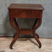 Table écritoire époque Empire, en acajou, reposant sur des pieds galbés
