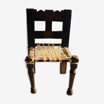 Chaise éthiopienne sculptée assise en cannage de lanières de cuir