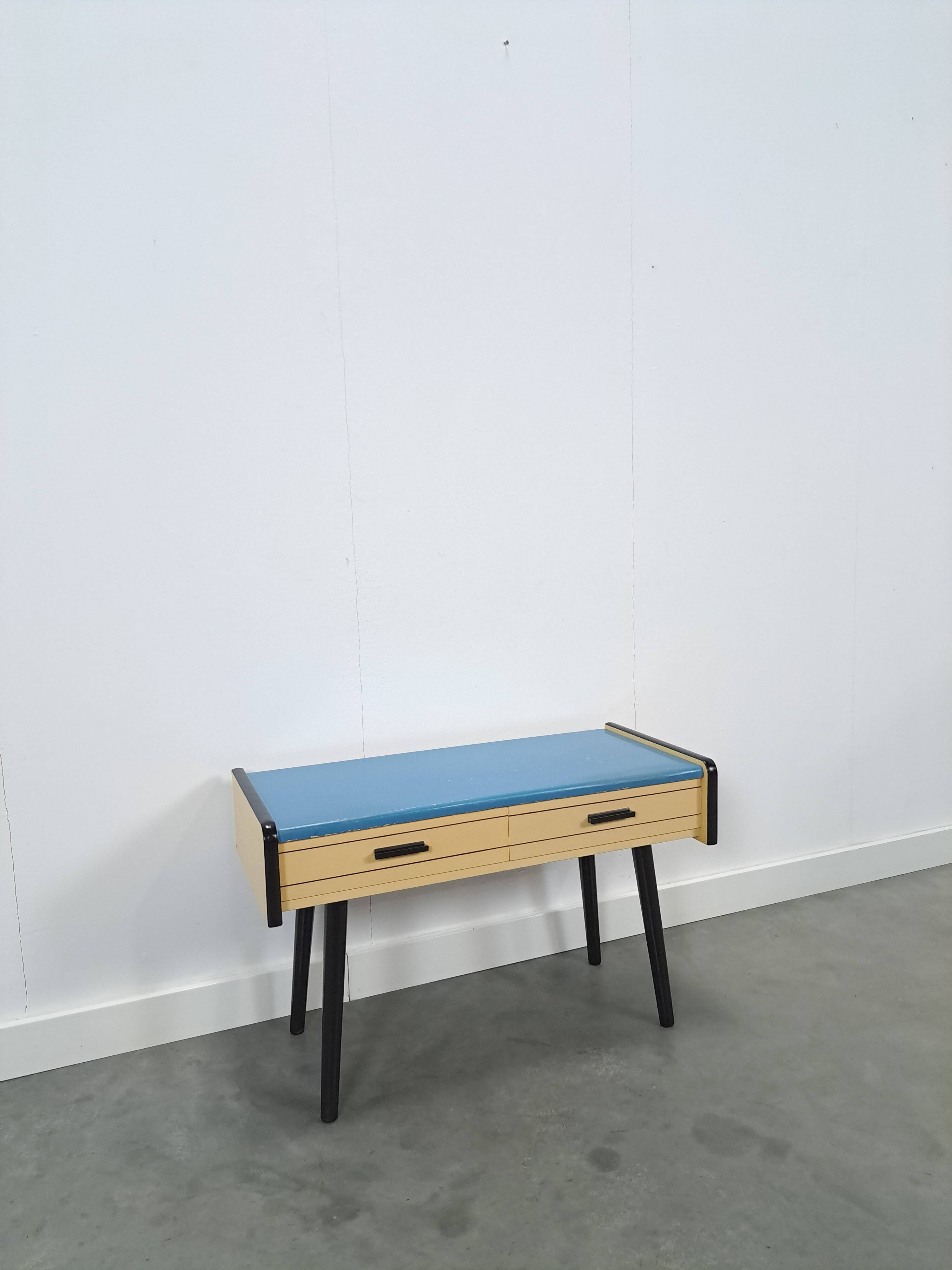 Jaren 50 ladekastje met blauw blad en zwarte poten