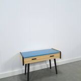 Jaren 50 ladekastje met blauw blad en zwarte poten