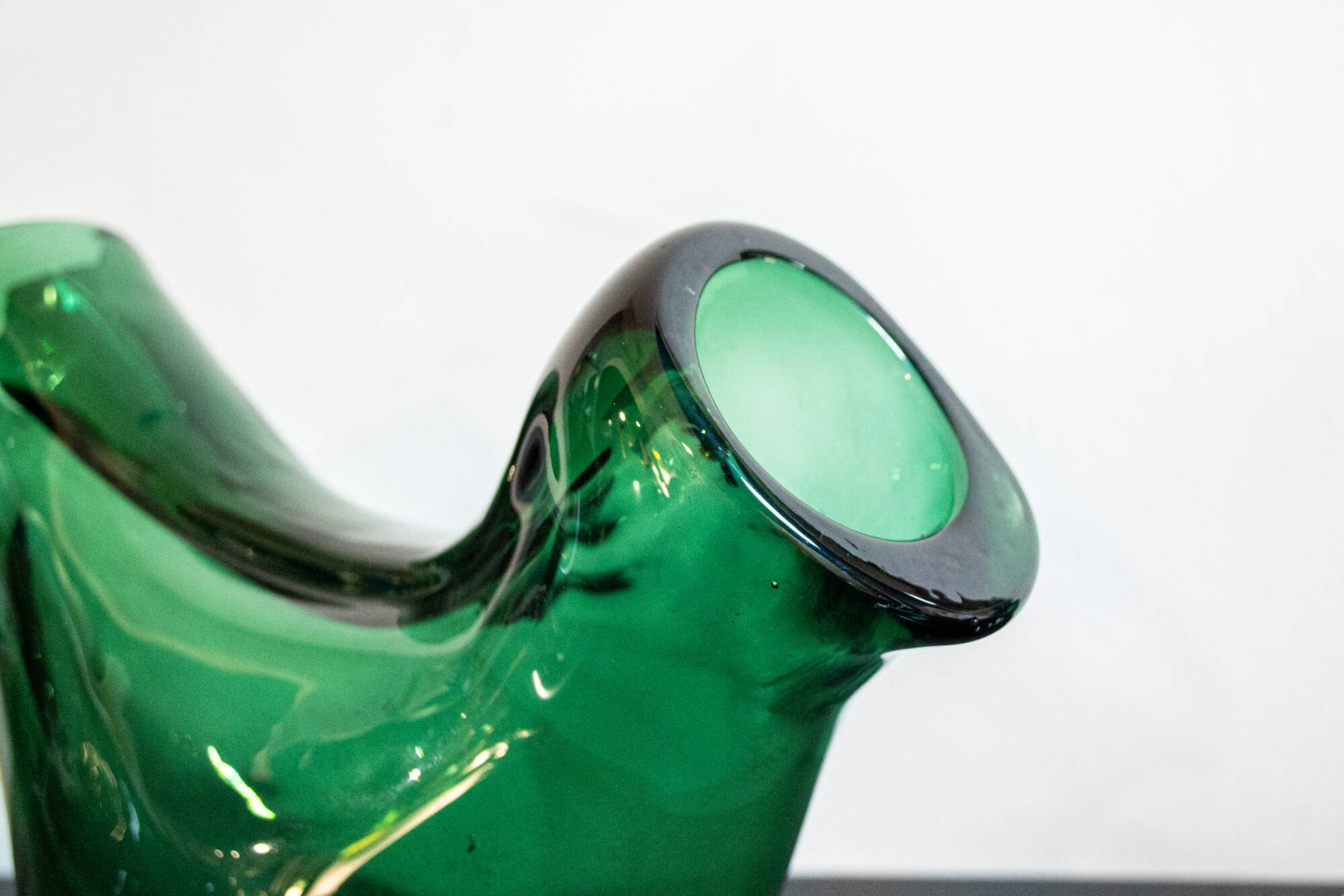 Tre vasi scultorei in vetro verde di Empoli, Italia Anni '60