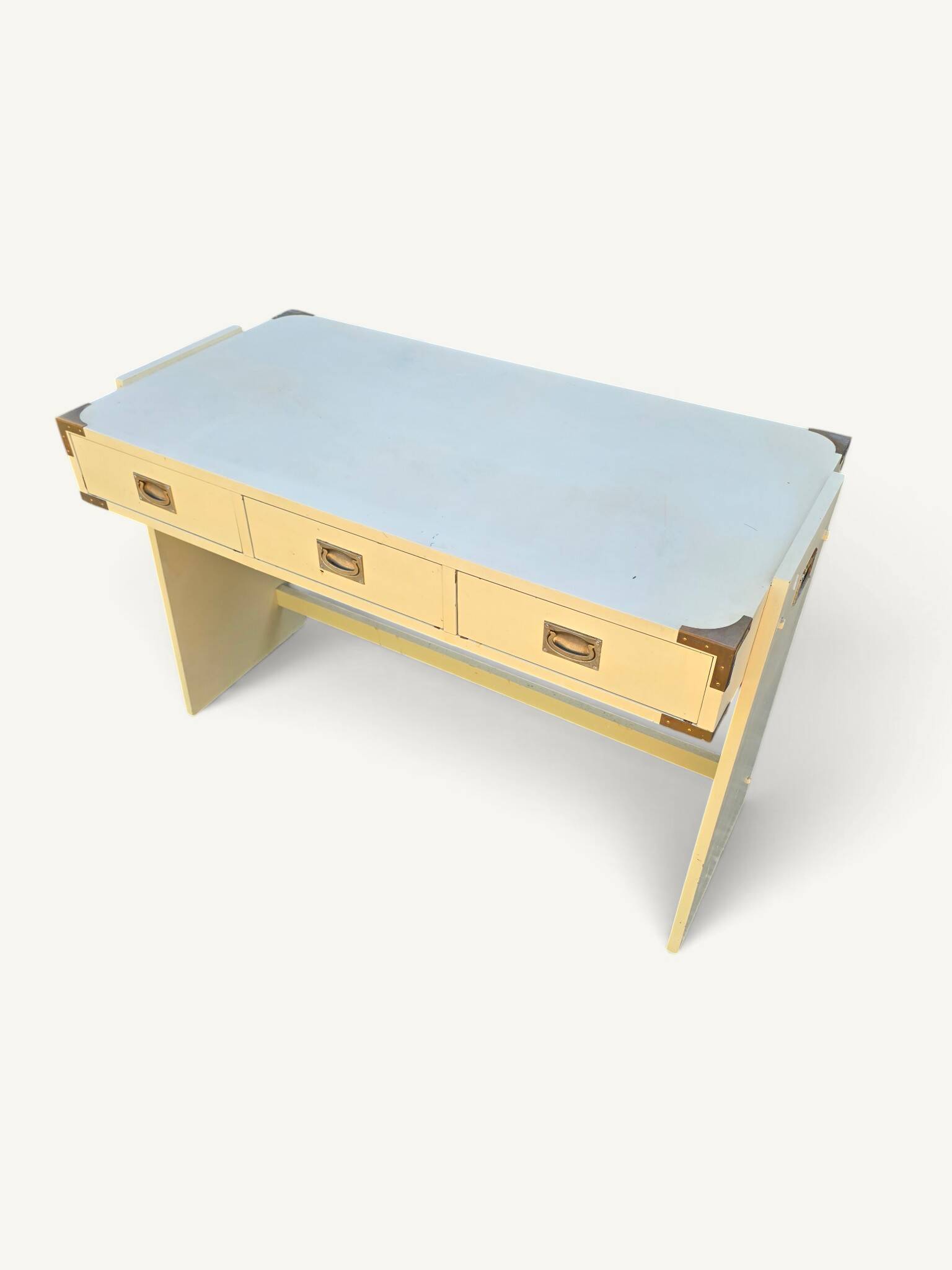 Bureau vintage en bois laqué crème et laiton