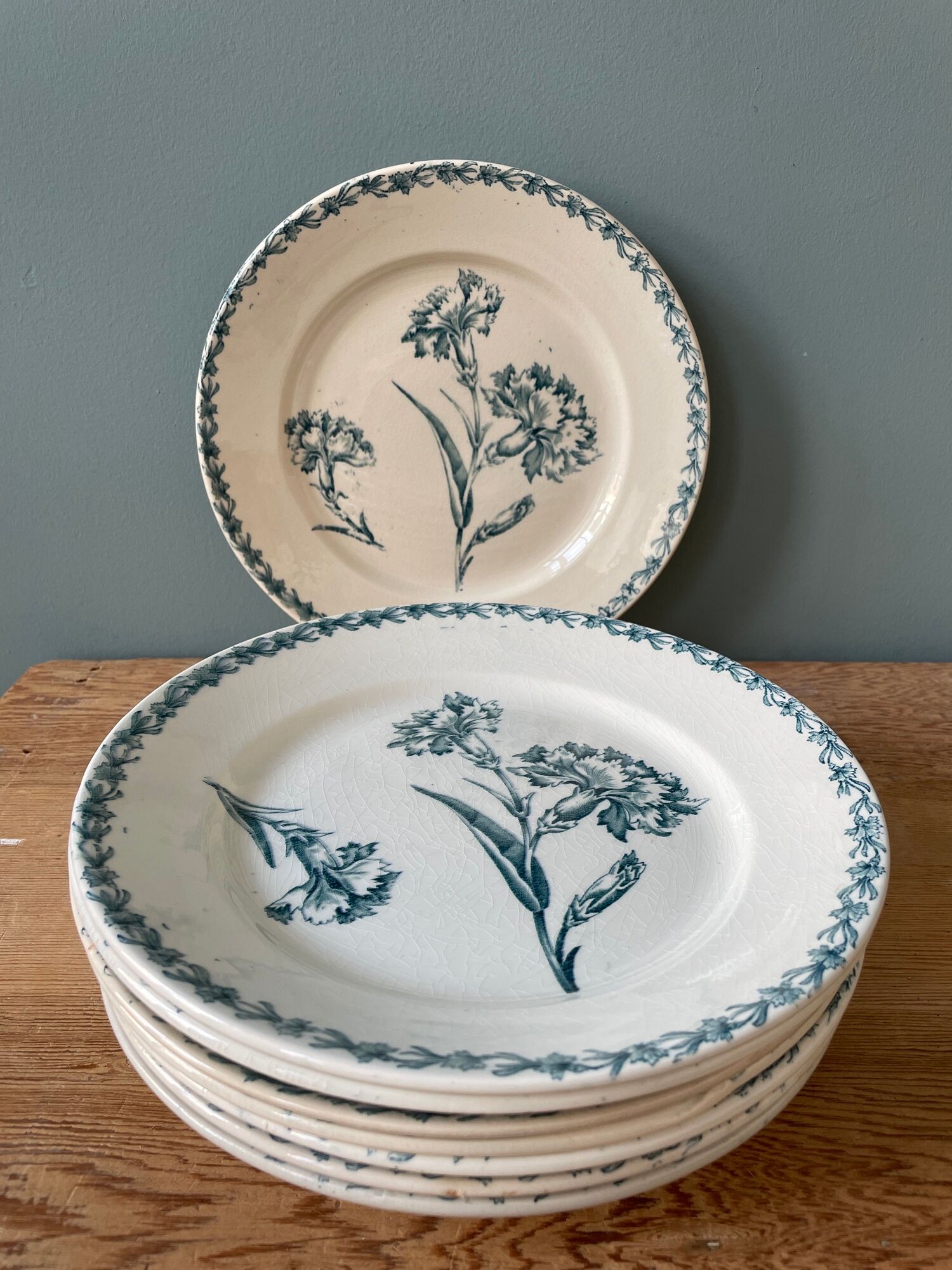 Set of 8 plates Terre de Fer 1900 K.G Lunéville, model "Carnation"
