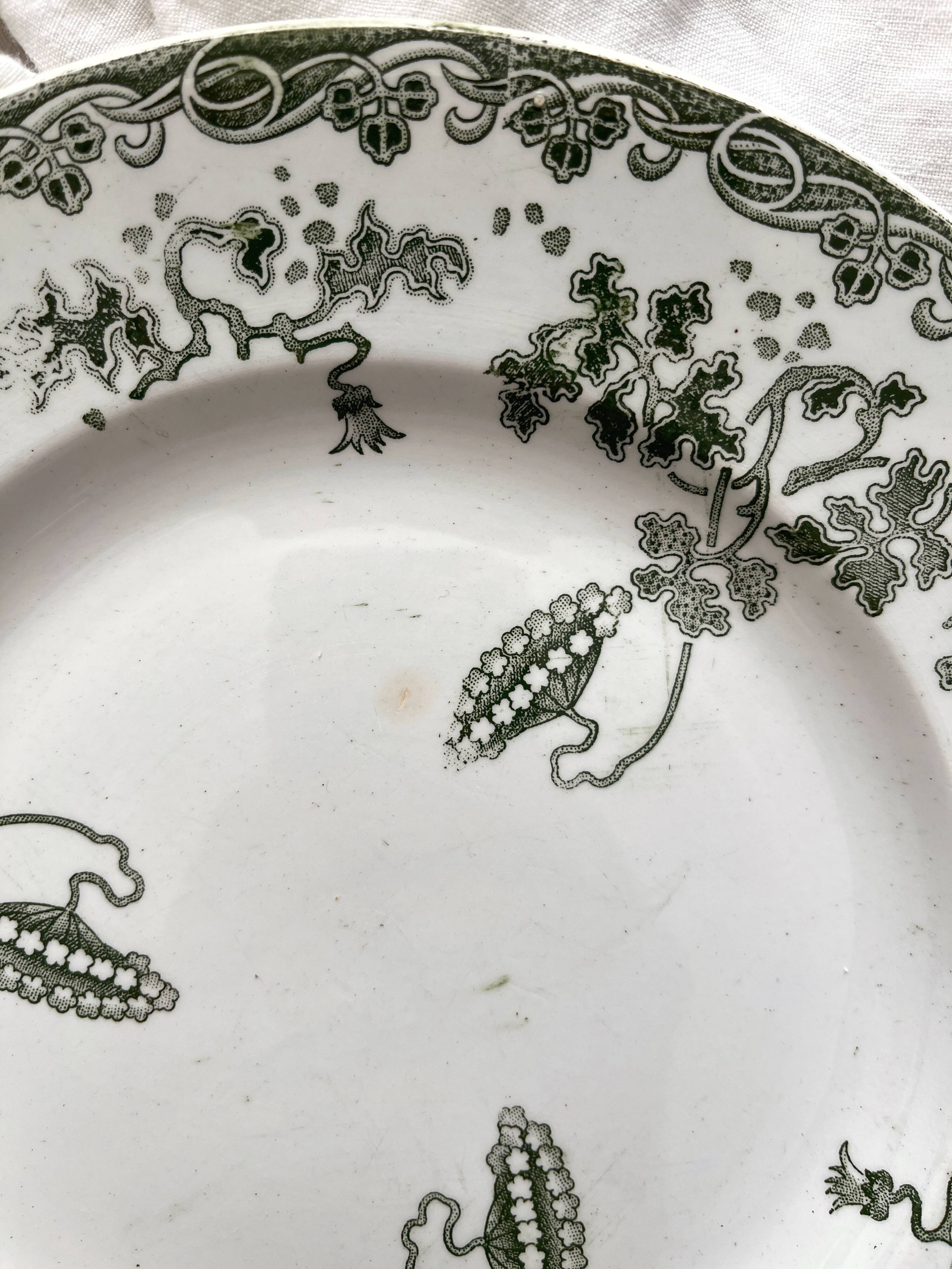 8 flat plates in iron earth "Modern Style" Saint Amand early 20th century