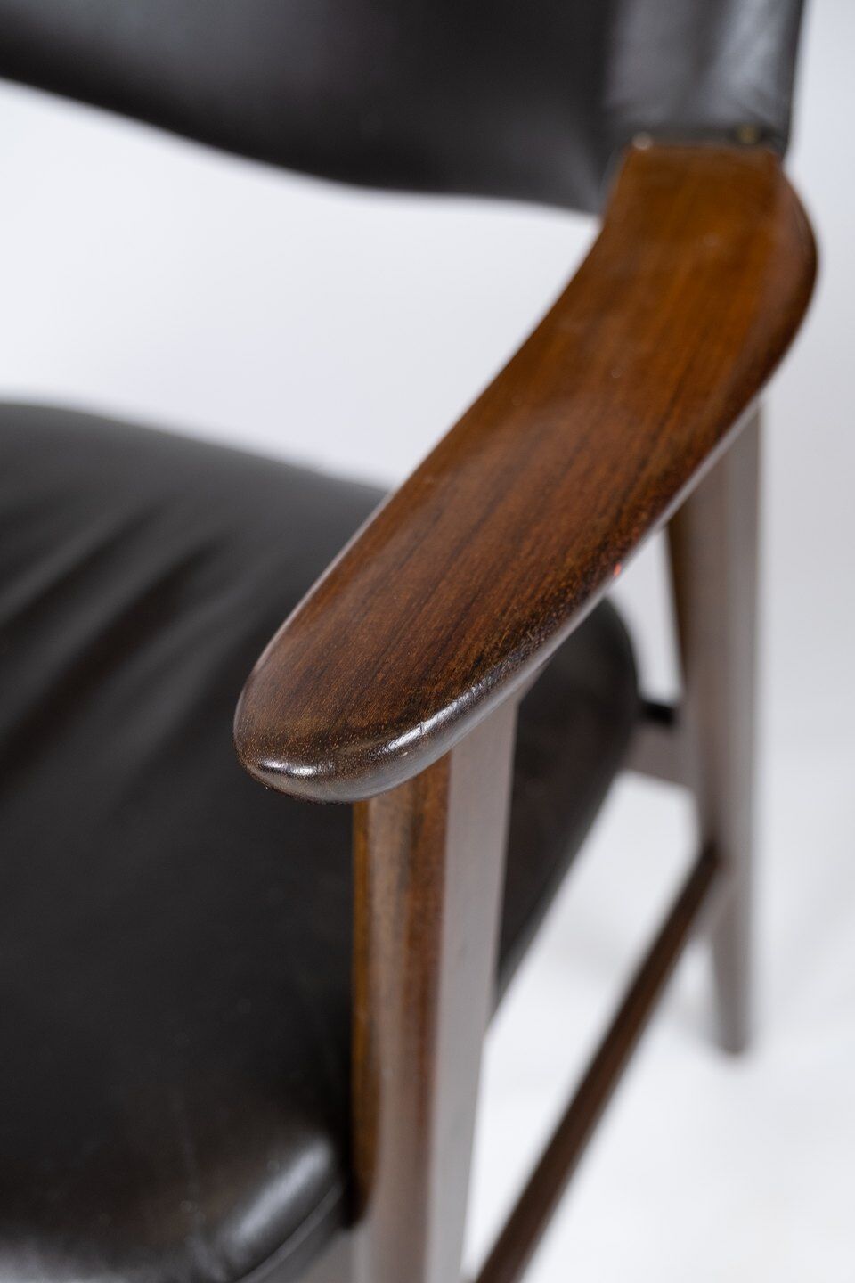 Armchair in rosewood and black leather of danish design from 1976.