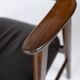 Fauteuil en bois de rose et cuir noir design danois