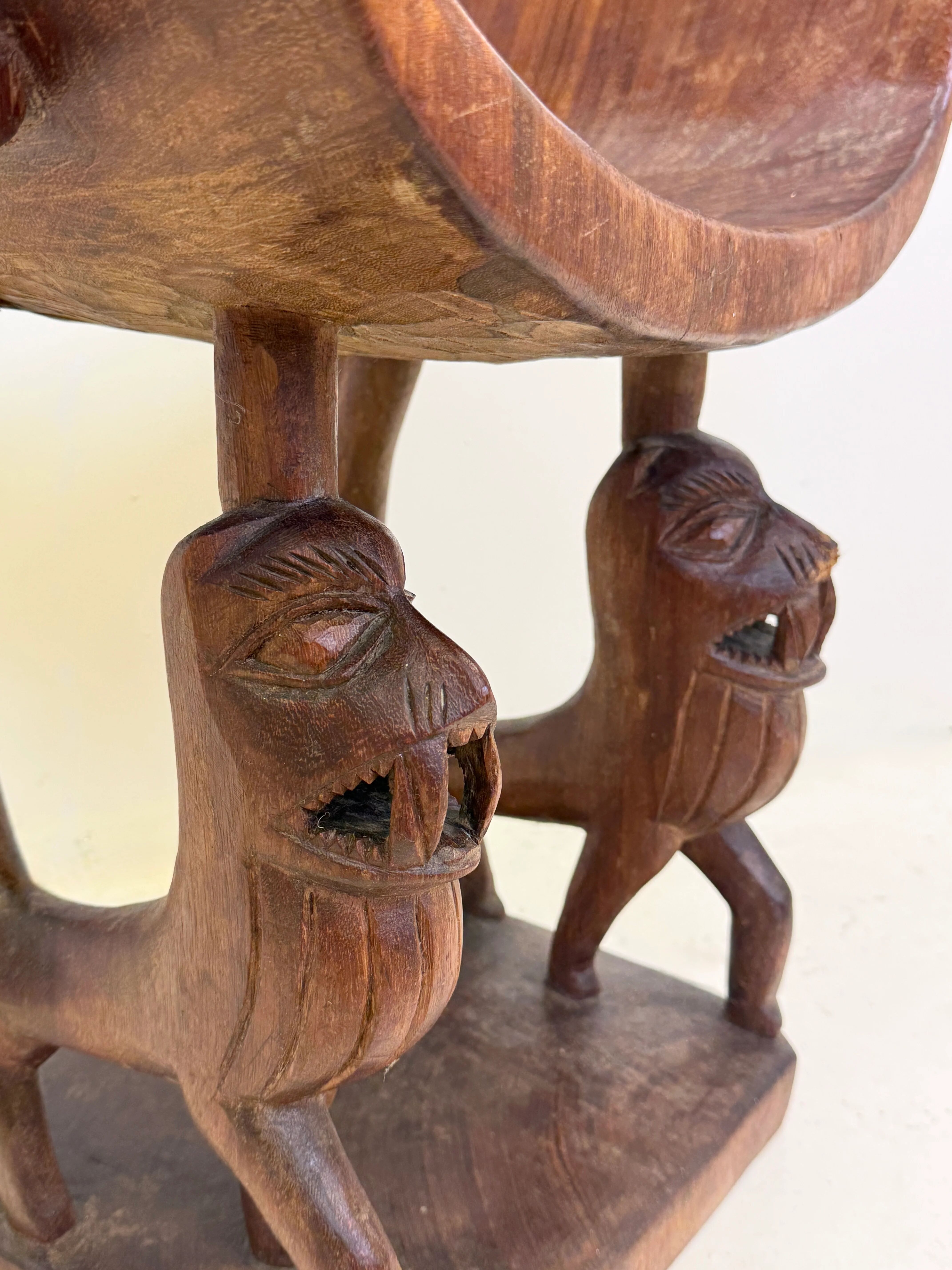 Trône royal "Fon" en bois sculpté – Bénin, XXᵉ siècle