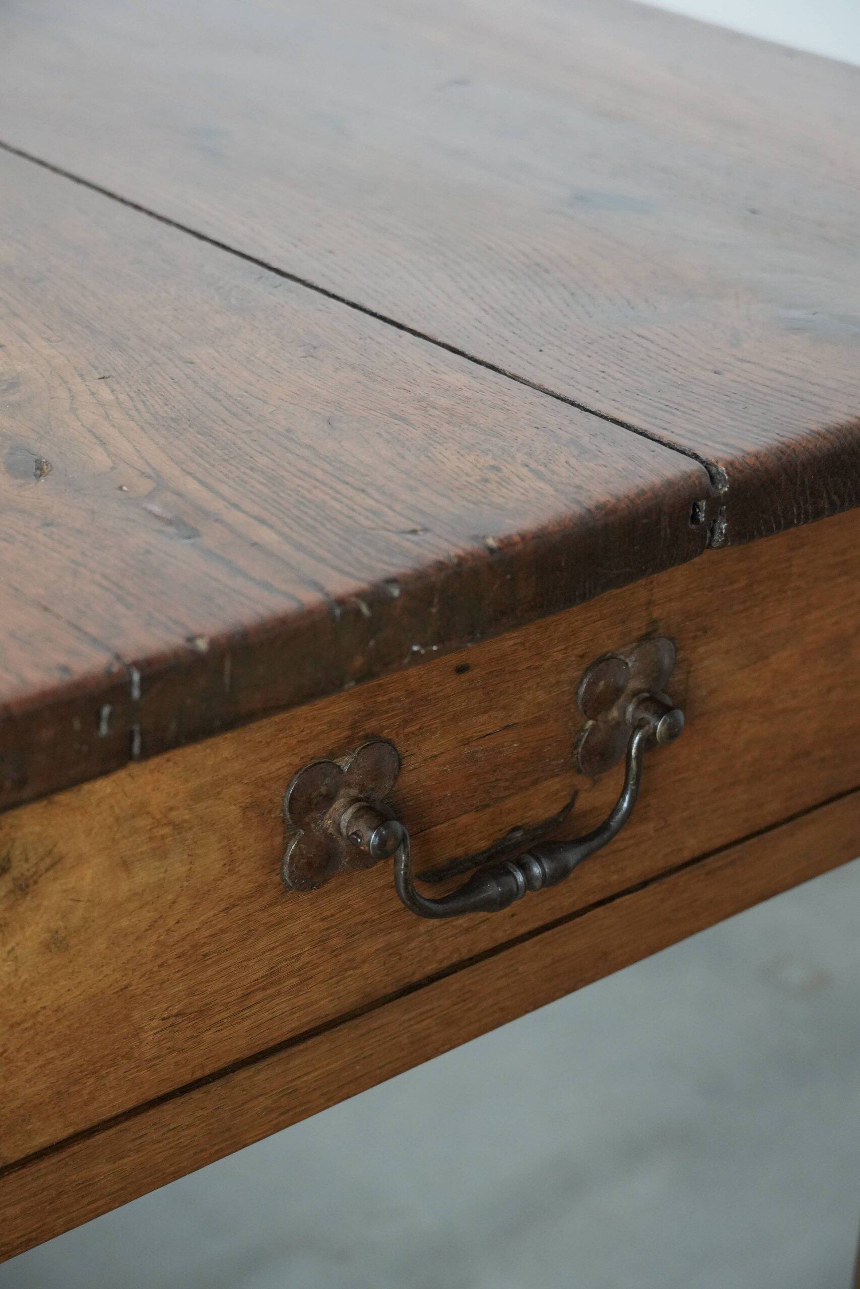 Grande table à manger antique française pour 6 à 8 personnes.