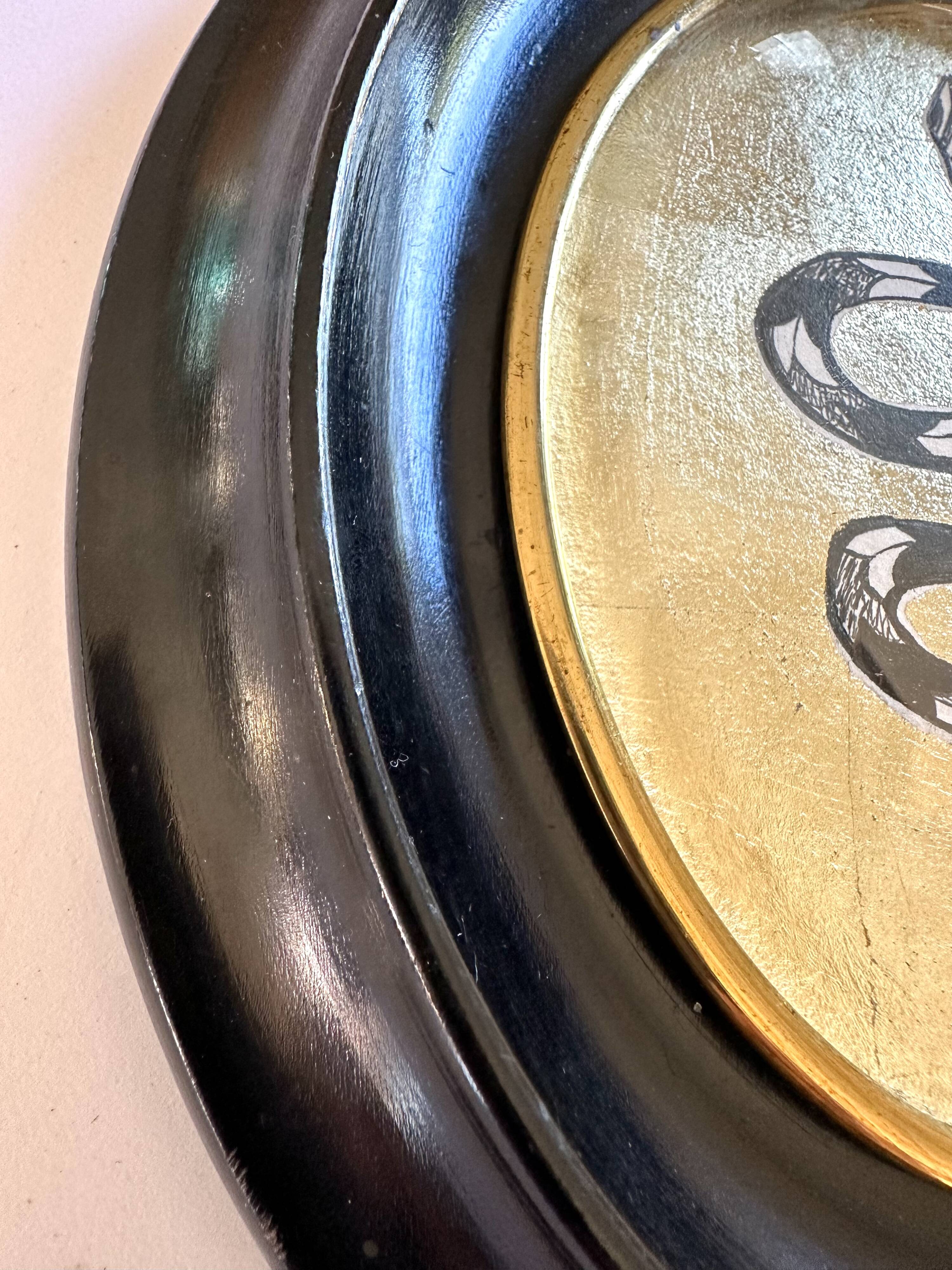 Curved glass snake frame