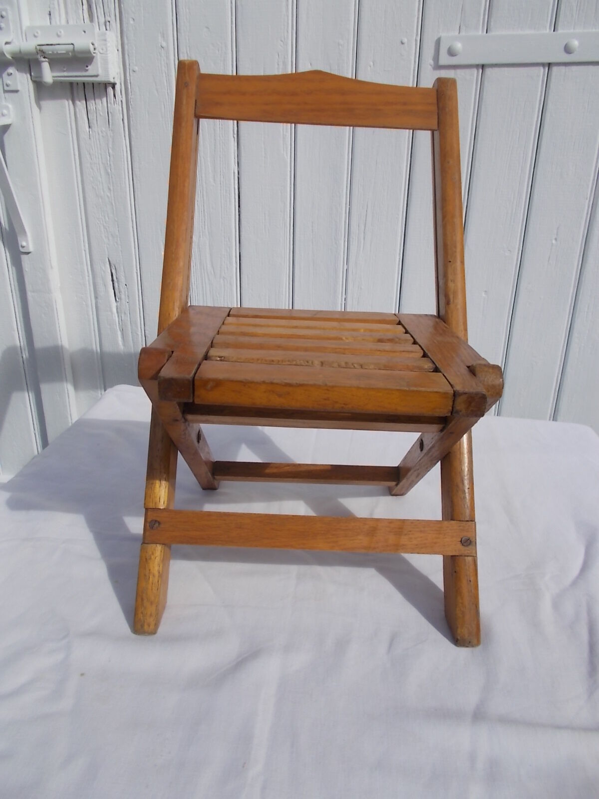 Foldable wooden chair for children