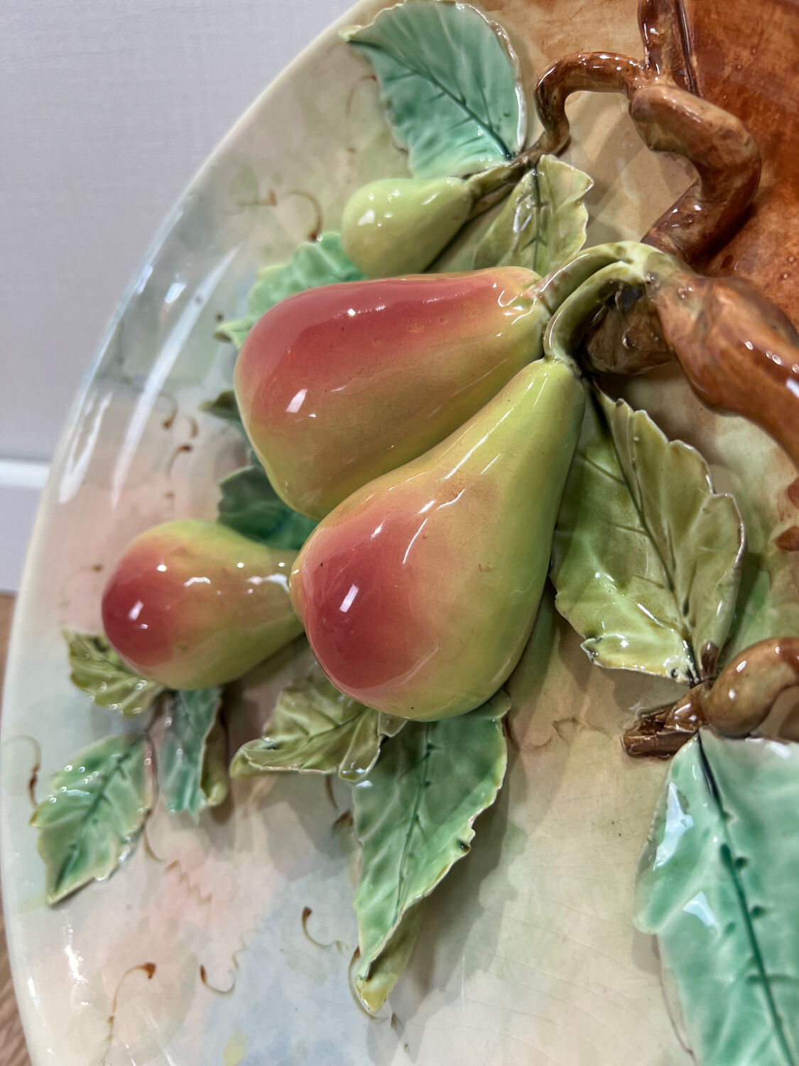 Plate decoration pears Barbotine