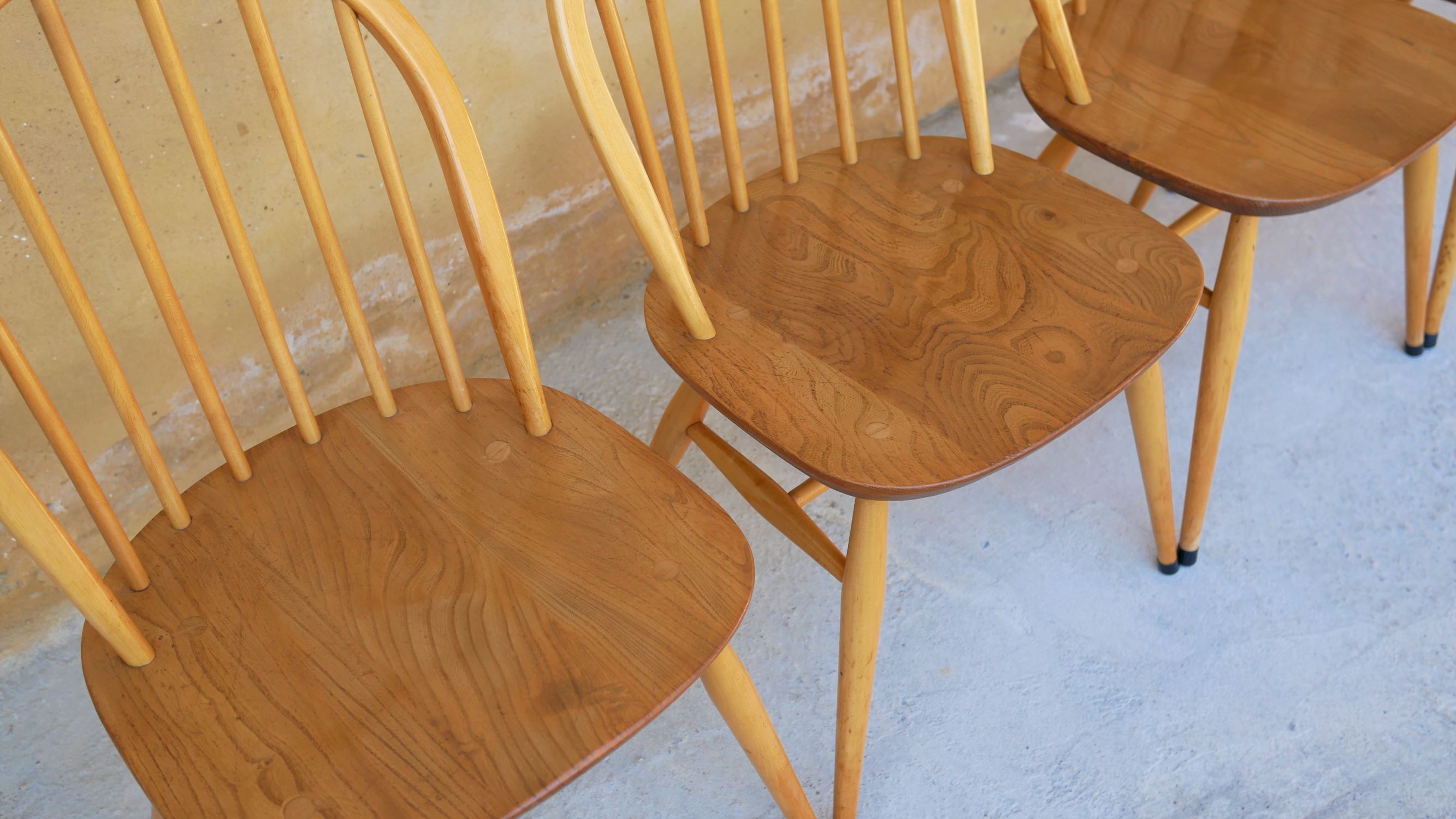 Série de 4 chaises « Windsor » par L. Ercolani pour les éditions Ercol