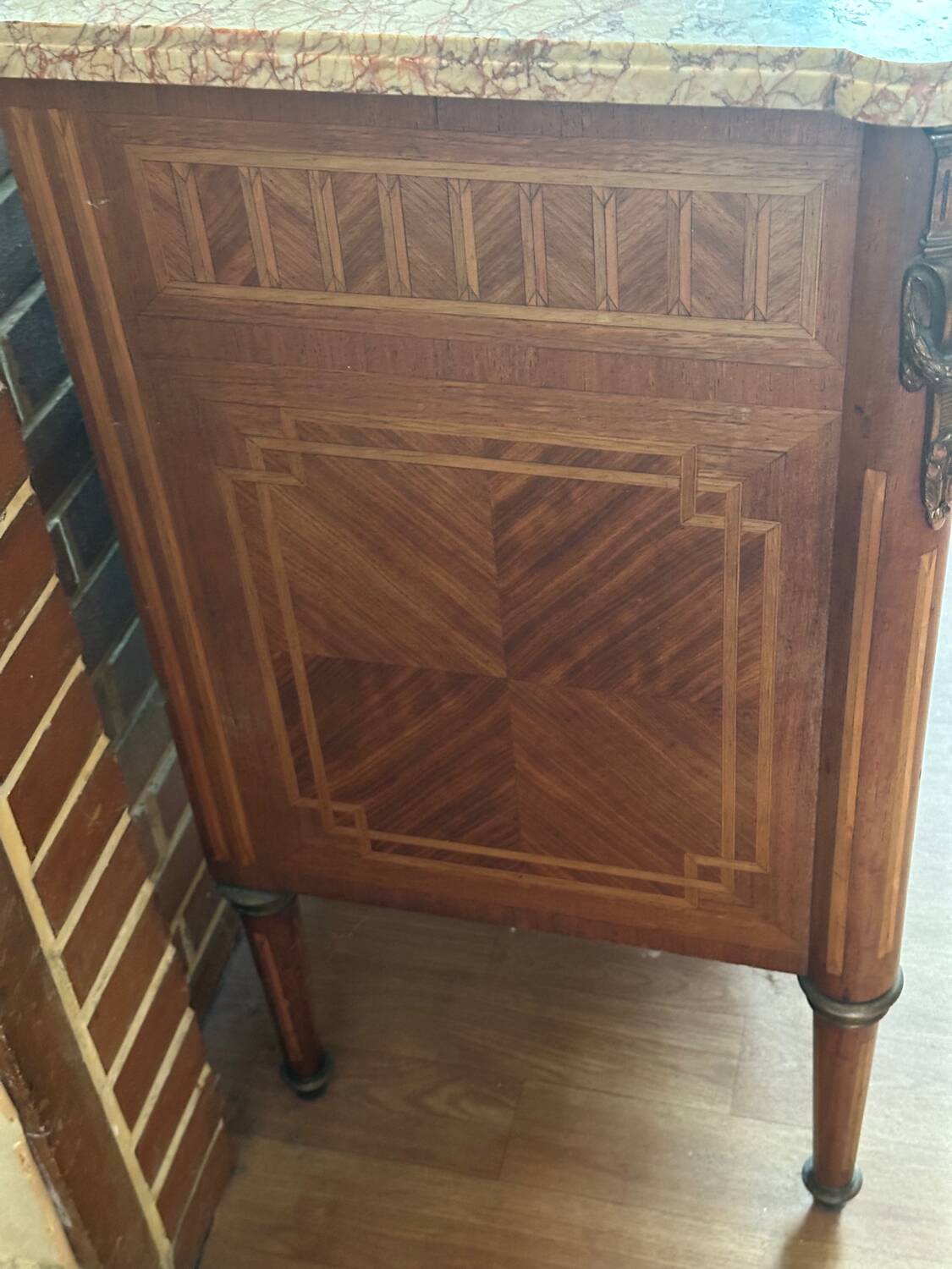 Louis XVI style chest of drawers, spinning top legs - transition style marquetry