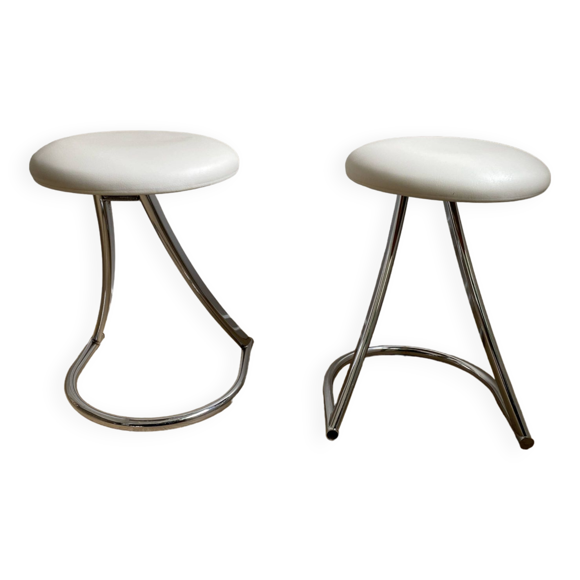 Pair of vintage Z low stools with chrome metal base and white skai seat. H: 49 cm 80s