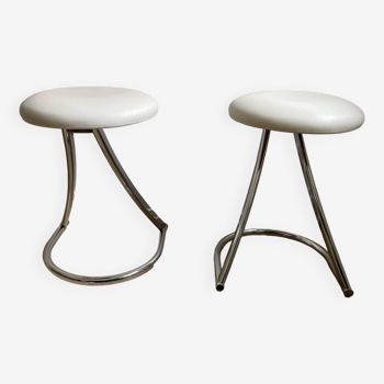 Pair of vintage Z low stools with chrome metal base and white skai seat. H: 49 cm 80s