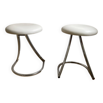 Pair of vintage Z low stools with chrome metal base and white skai seat. H: 49 cm 80s