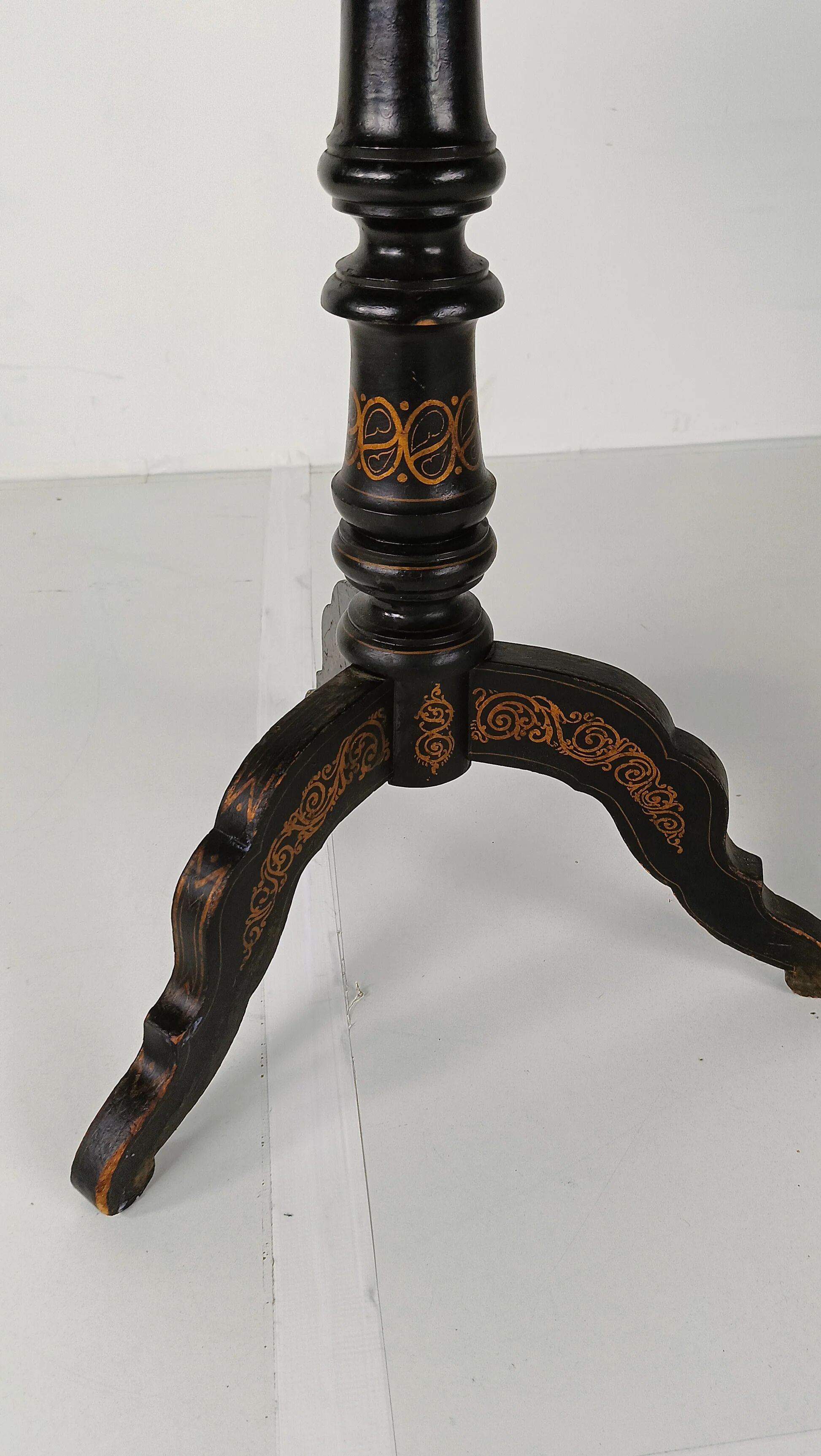 Astonishing Napoleon III tip-top table