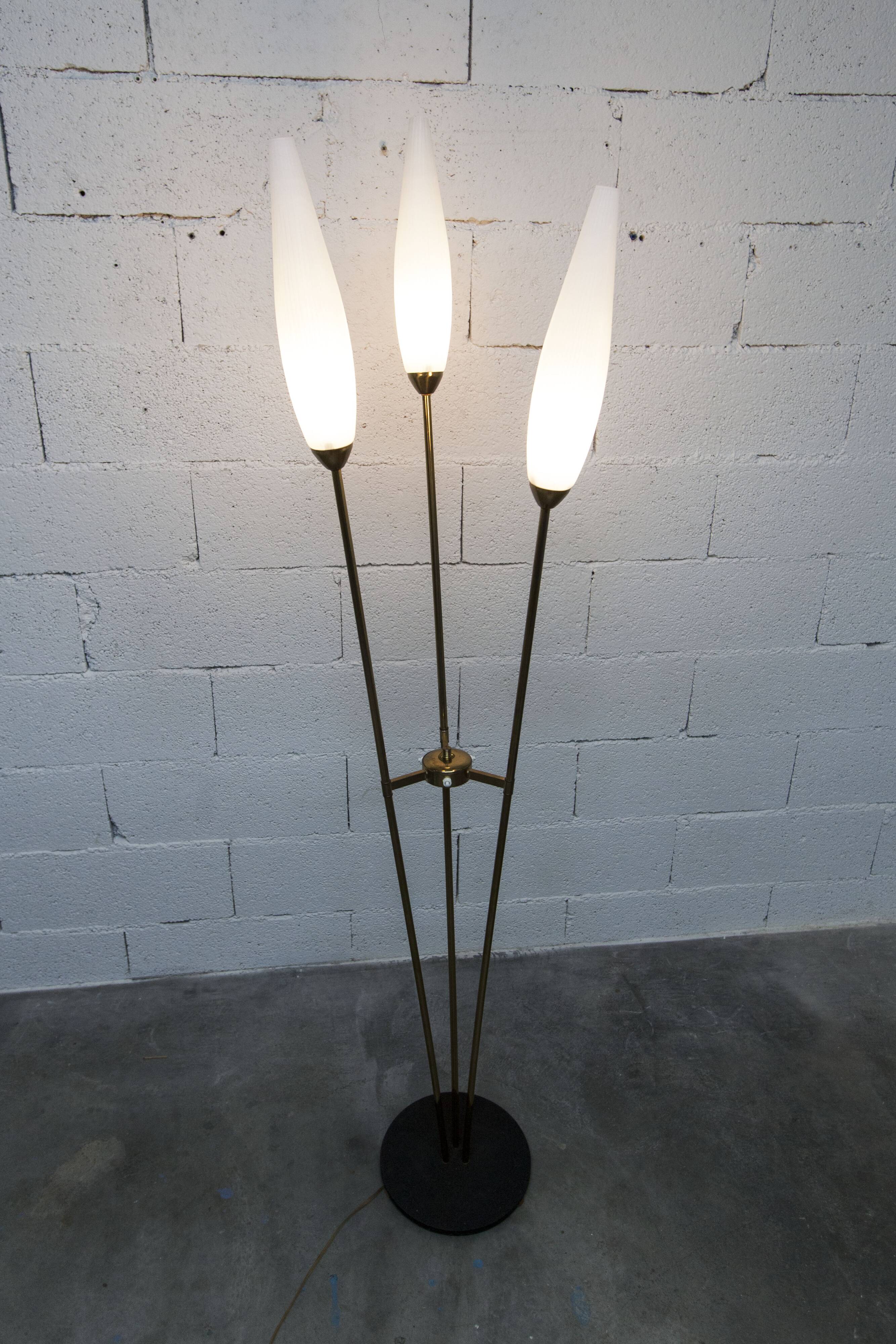 Lampadaire à 3 branches de 1960 laiton doré, fonte et opalines
