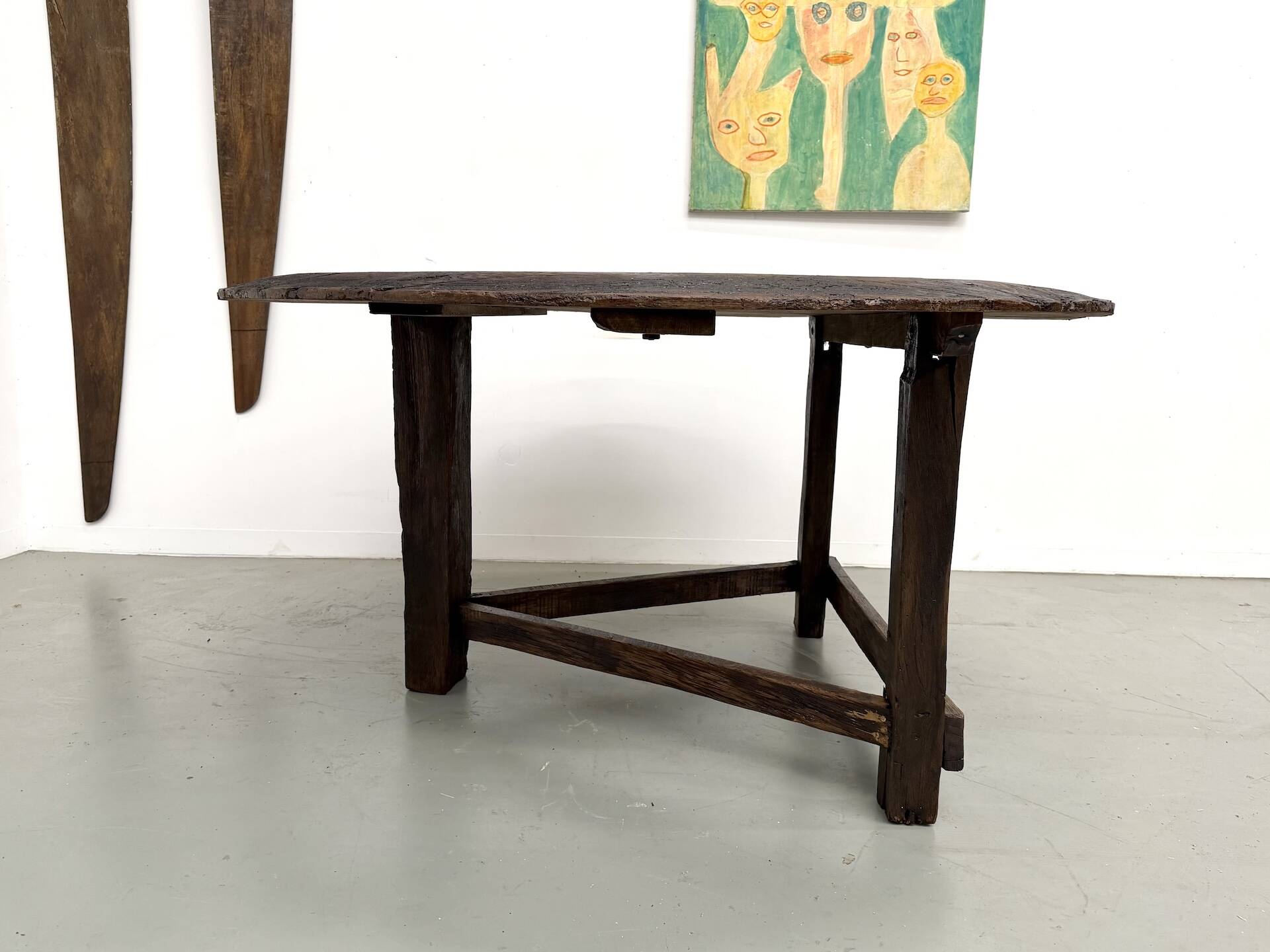 Round table in popular oak, circa 1880.