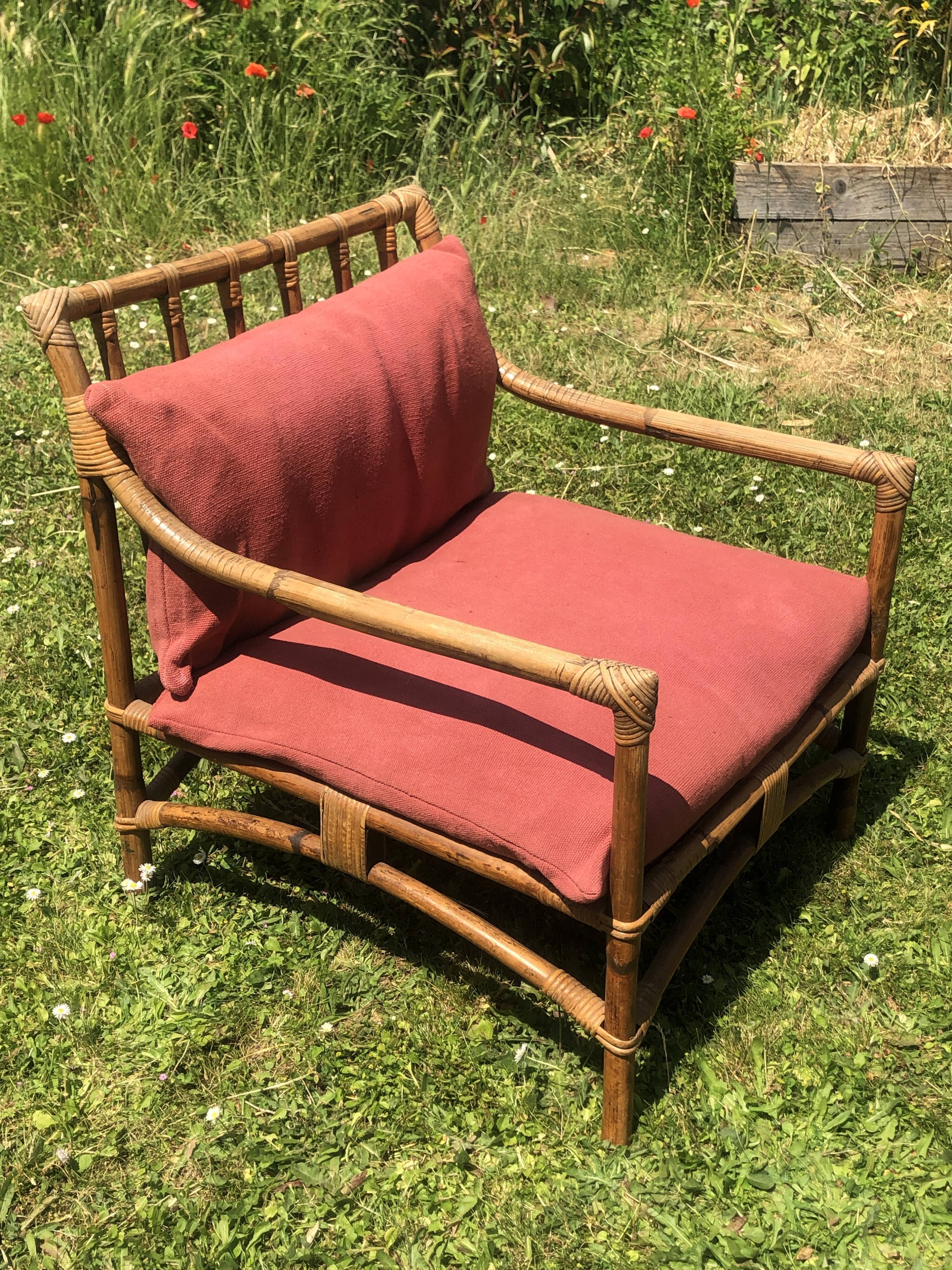 Rattan living room with 2 armchairs, coffee table cushions