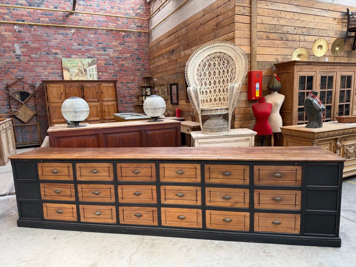 Immense workshop furniture from the early 20th century.