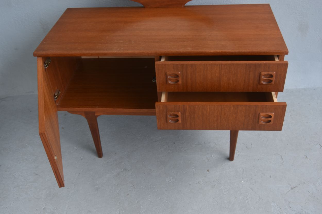 Scandinavian dressing table 60