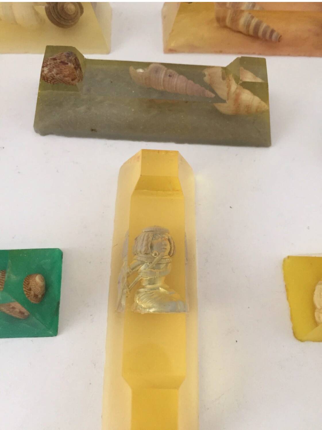 1950s Vintage Resin Shell Knife Rest