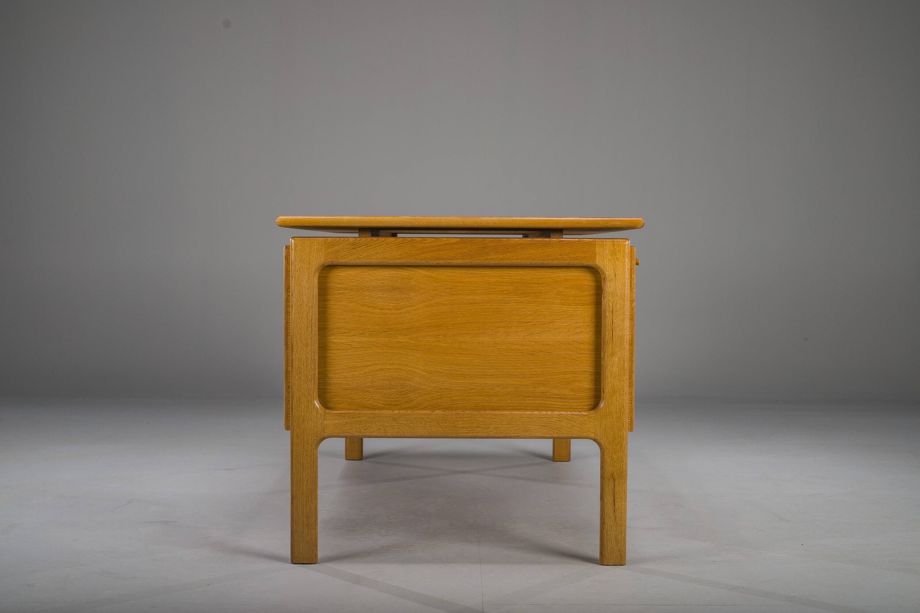 Mid-Century Oak Freestanding Desk from GV Møbler, 1970s