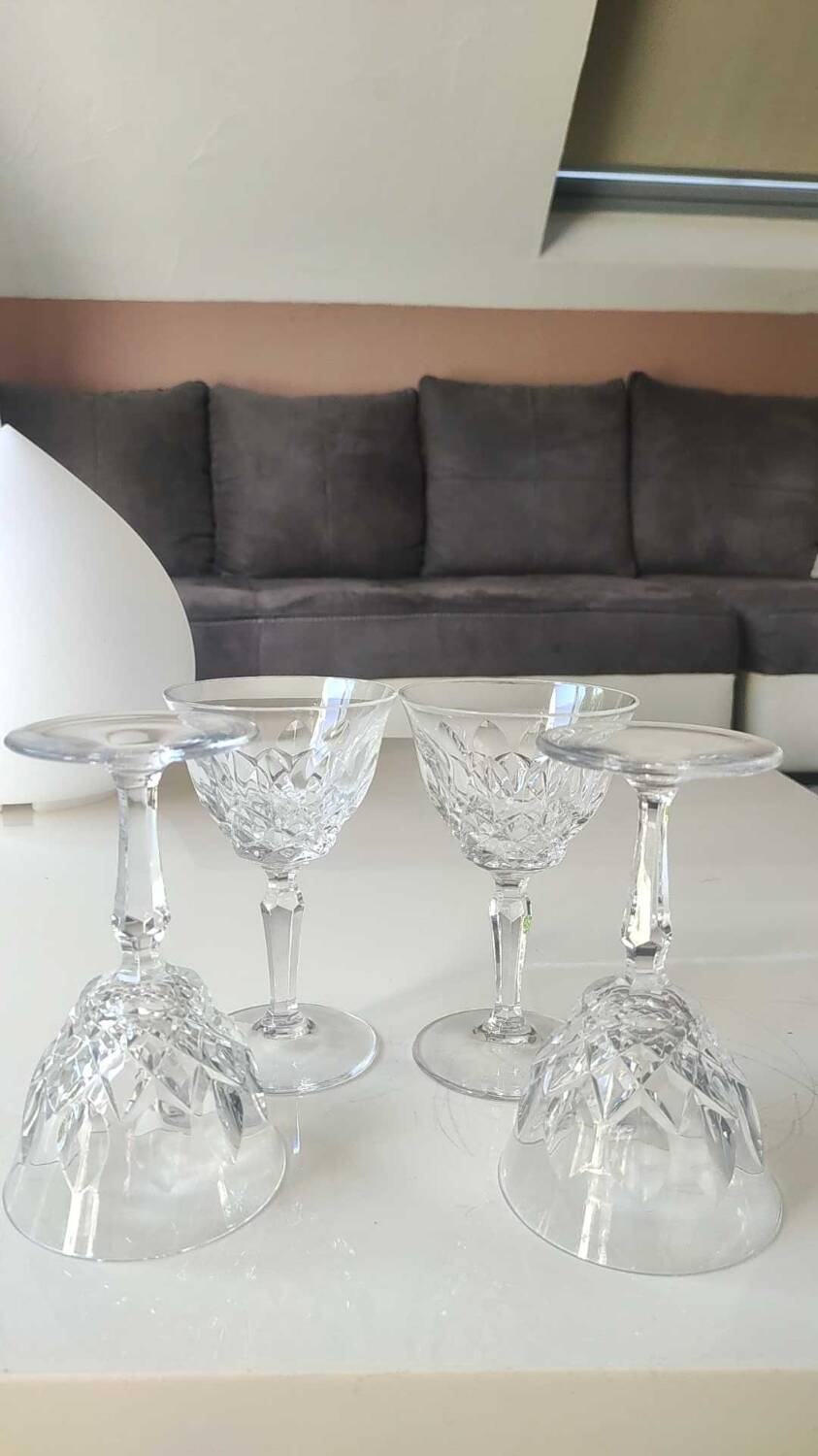 Lot 4 x White wine glasses with flared necks. Crisscross/water drop patterns..